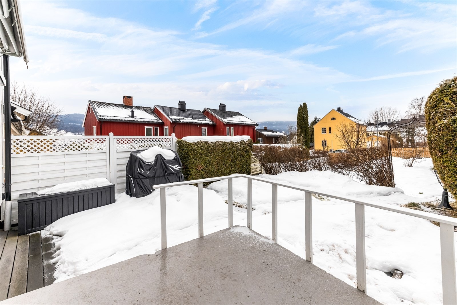 Fra stuen har man utgang til egen skjermet hage Galleribilde