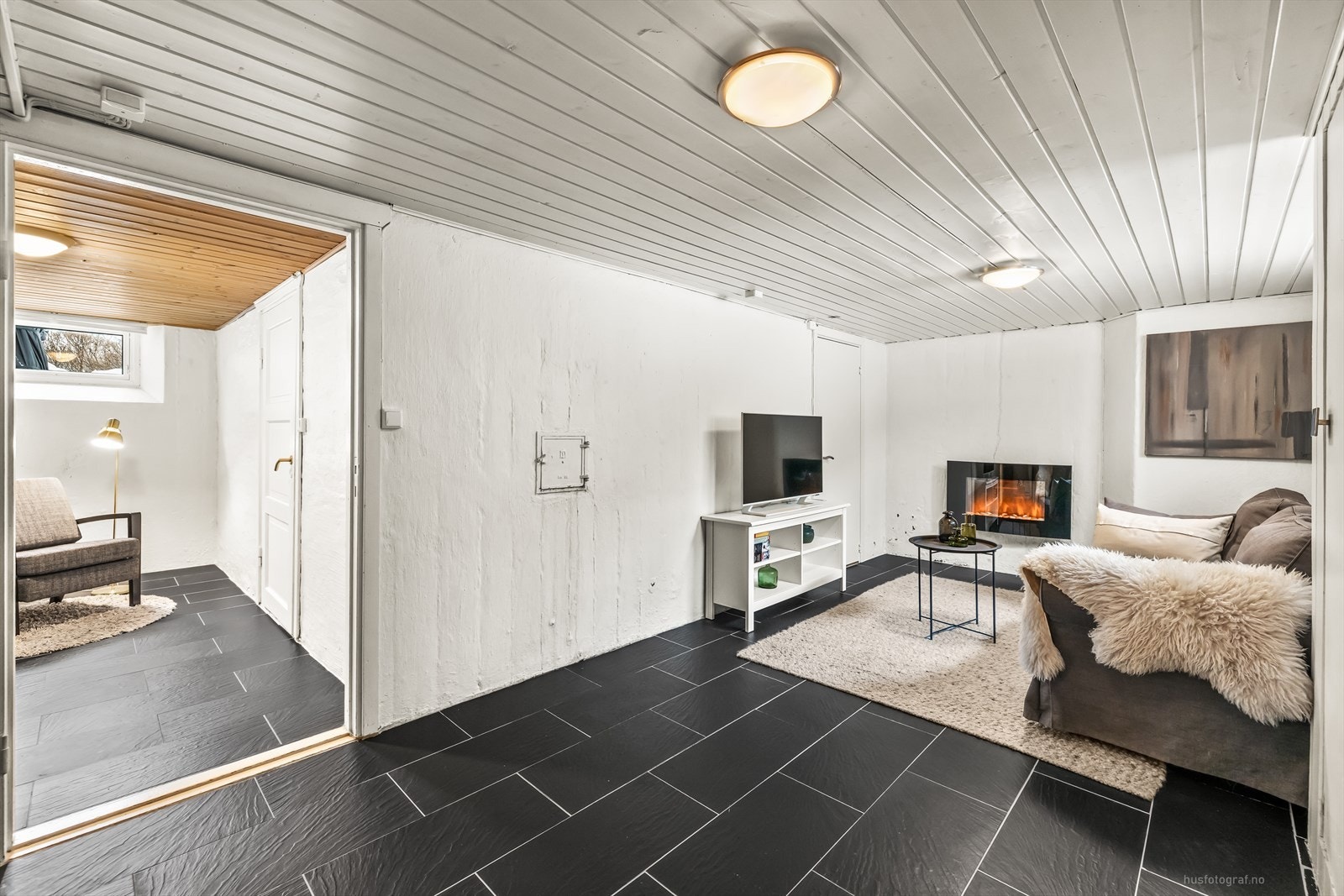 Det er god plass til møblering i kjellerstuen Galleribilde