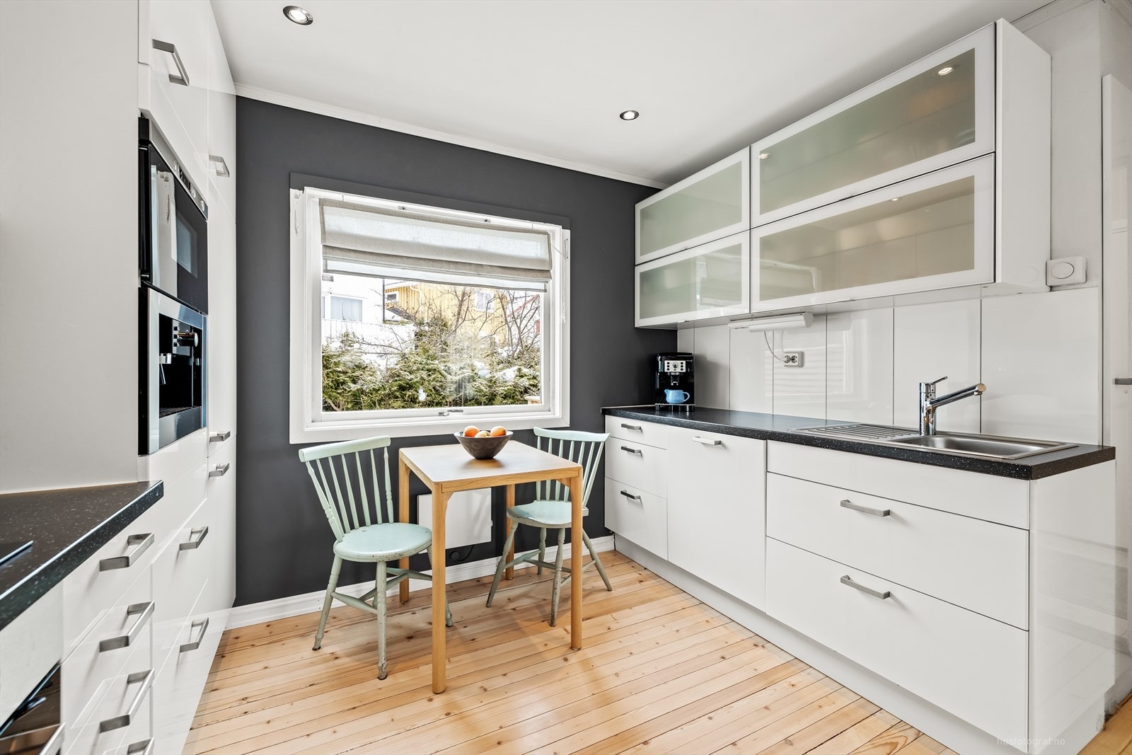 Fin plass til sittegruppe på kjøkken Galleribilde