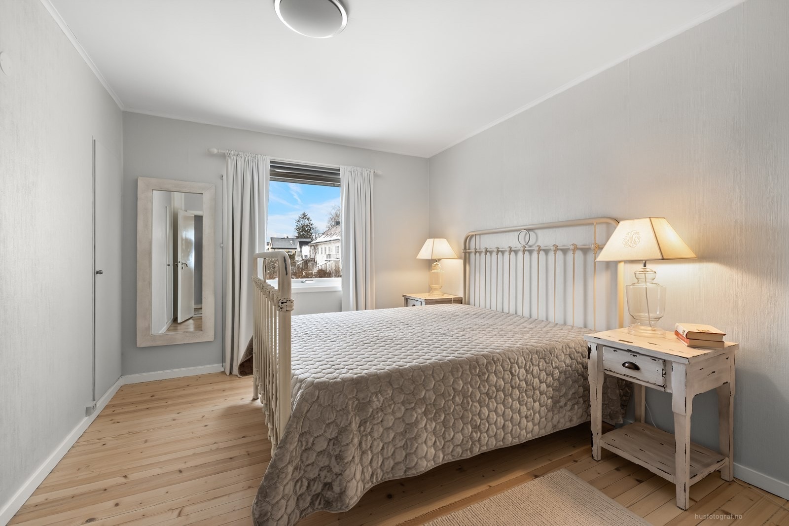 Hovedsoverom med god plass til dobbeltseng Galleribilde