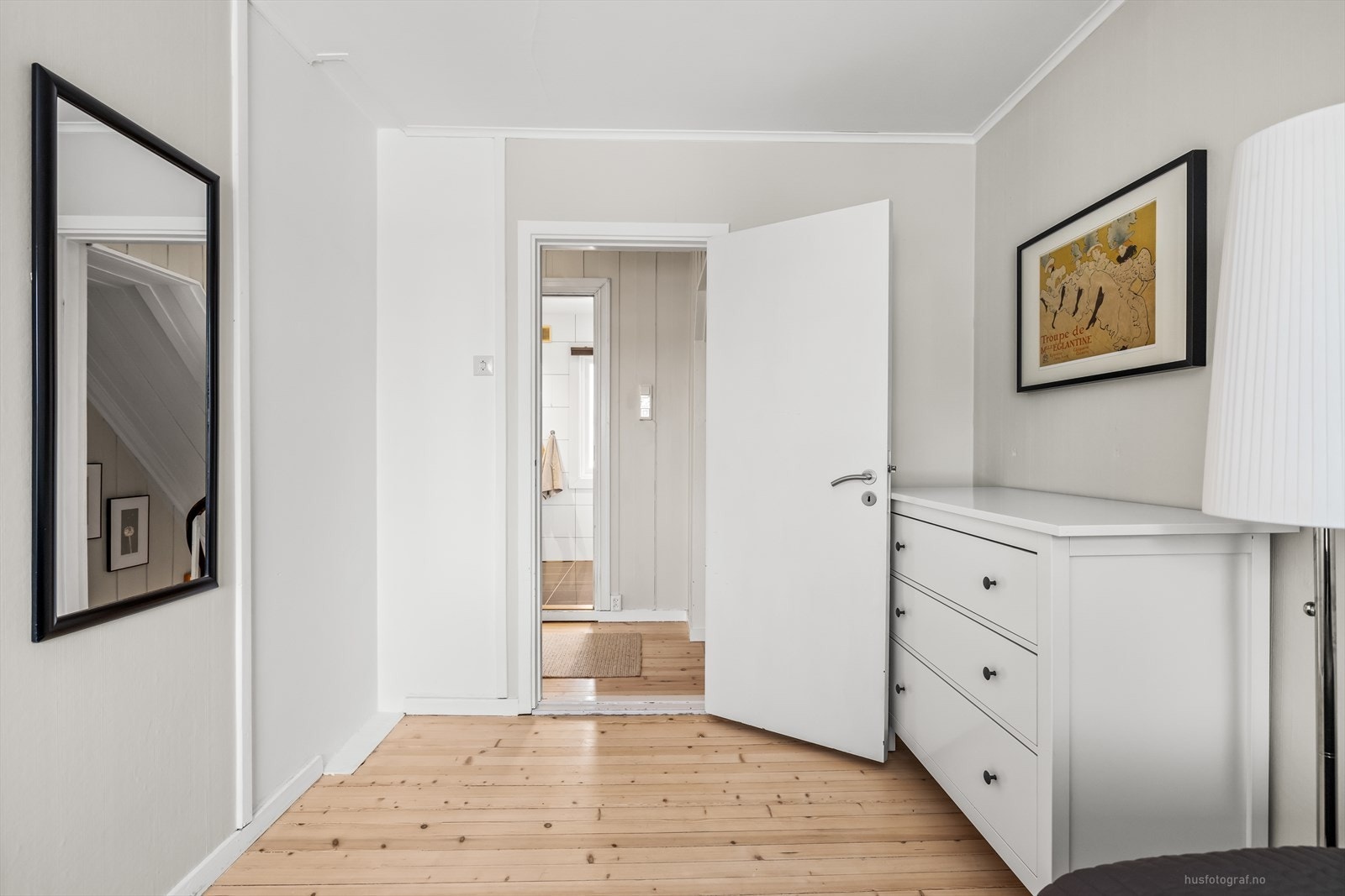 Også her er det god plass til seng og kommode/garderobeskap Galleribilde