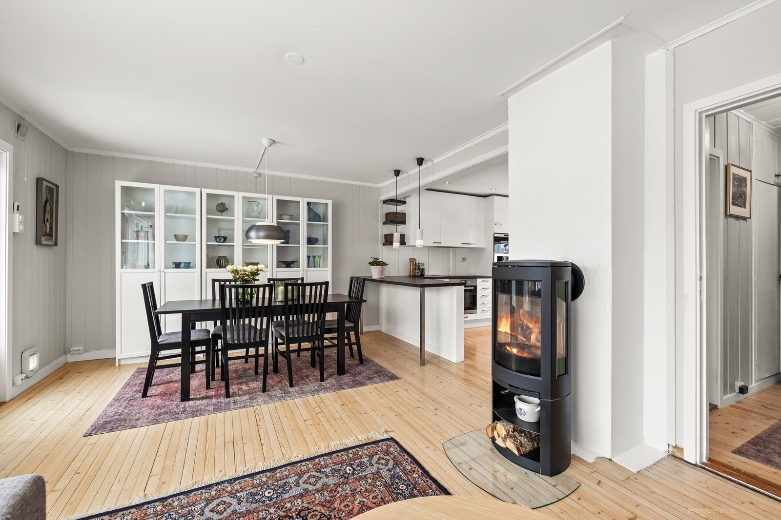 Det er naturlig plassering for både sofagruppe og spisestue Galleribilde