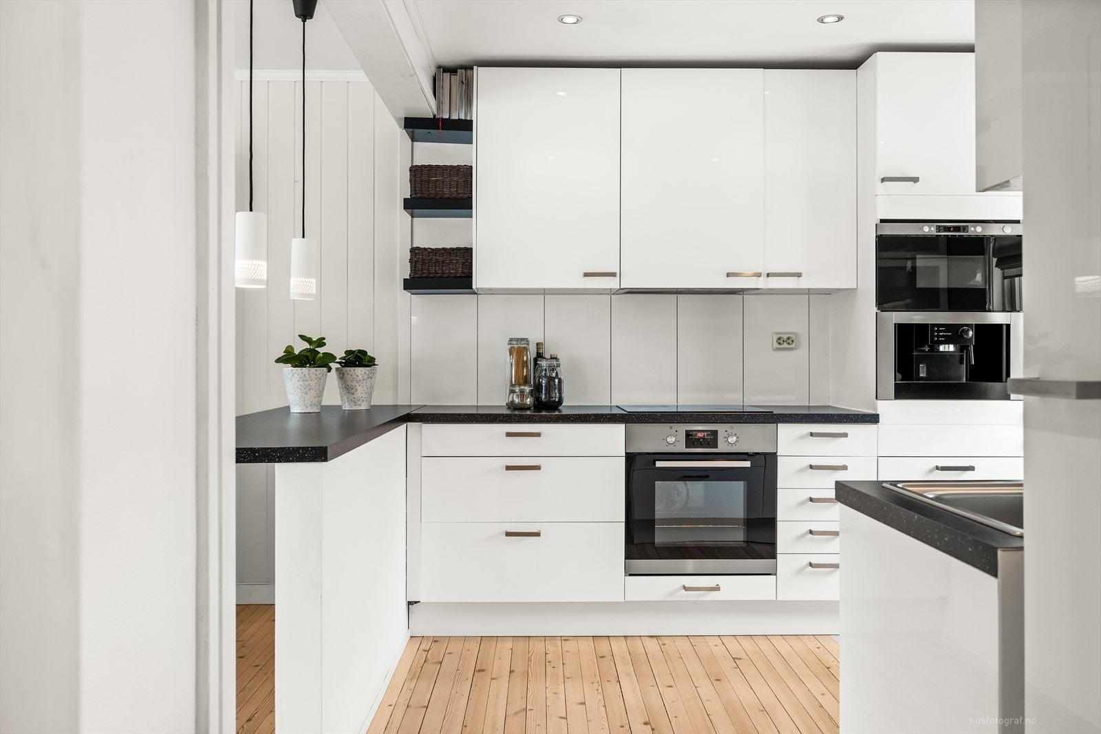 Kjøkkenet har godt med skap- og benkeplass. Det er downlights i himling Galleribilde