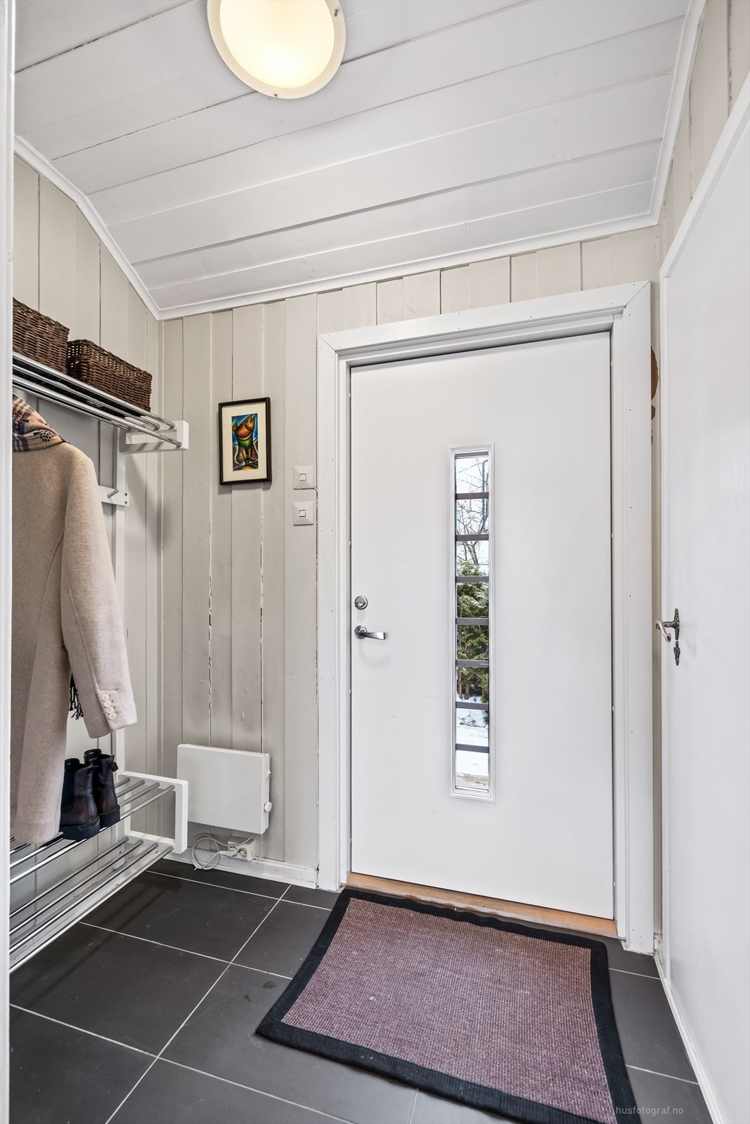 Entre/gang med lysmalte overflater Galleribilde