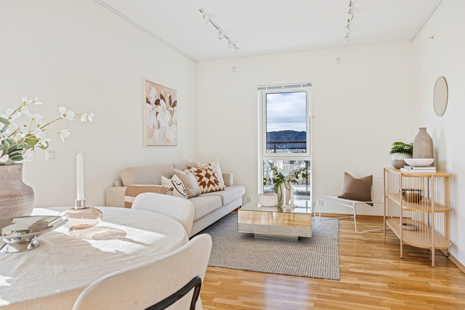 Leiligheten har en gjennomgående god standard og flott beliggenhet i toppetasjen, med fritt utsyn og uhindret utsikt. Hjørnebeliggenheten og vinduer i flere retninger gir rikelig med dagslys. Galleribilde