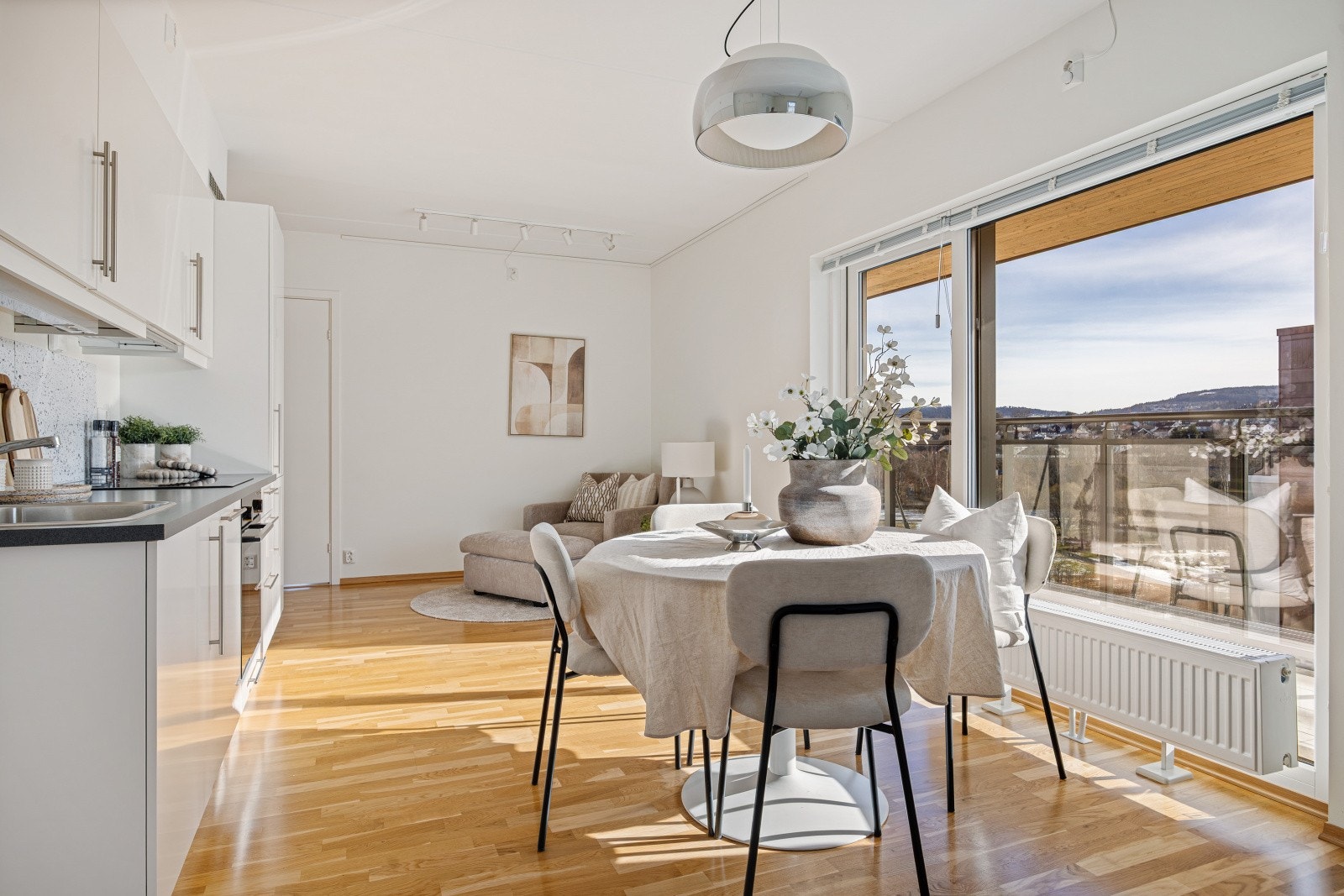 Den gjennomtenkte planløsningen skaper naturlige soner for møblering. Spisebordet finner sin naturlige plassering ved kjøkkensonen. Galleribilde