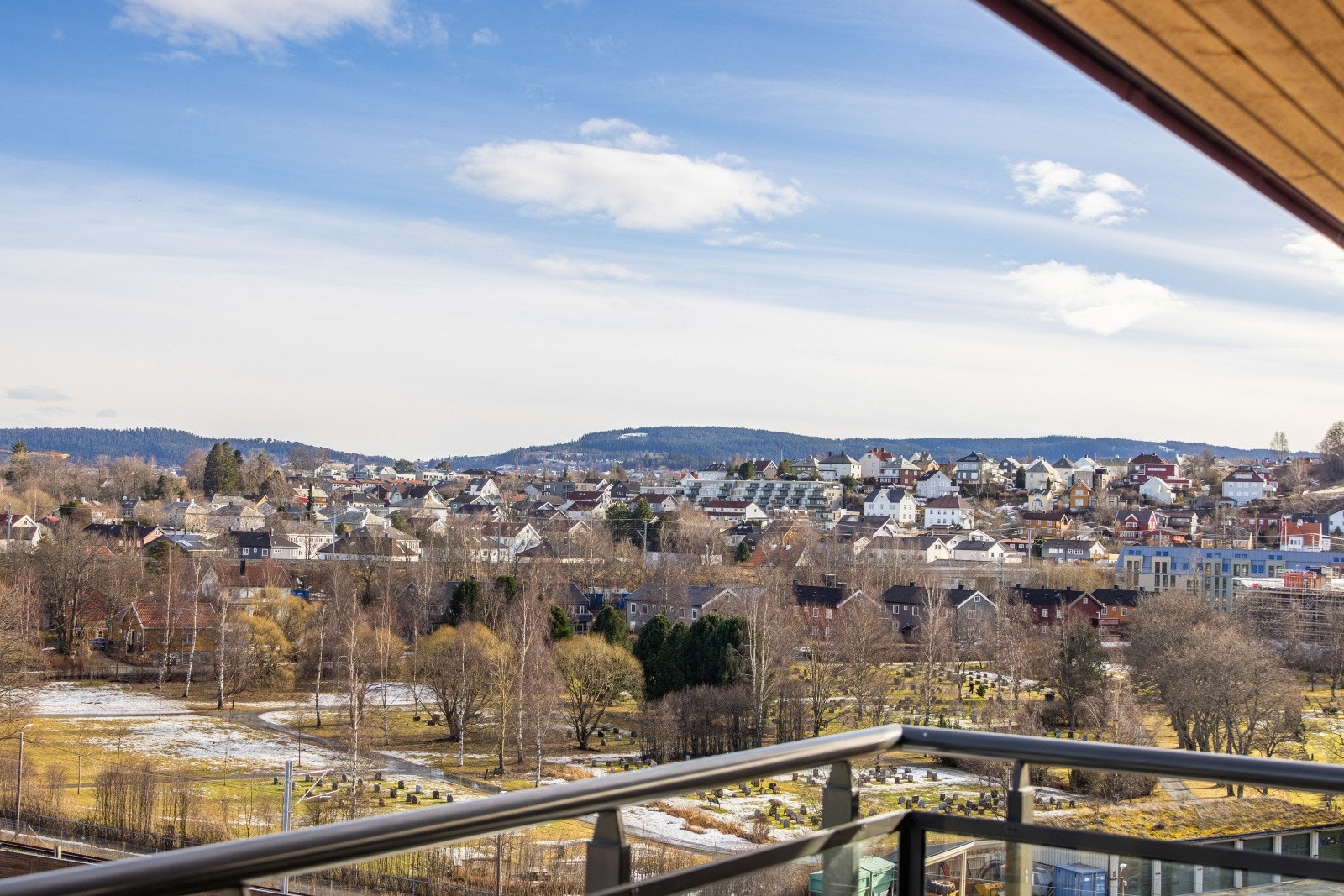 Fra leiligheten har man en åpen og vid utsikt over nærområdet. Galleribilde