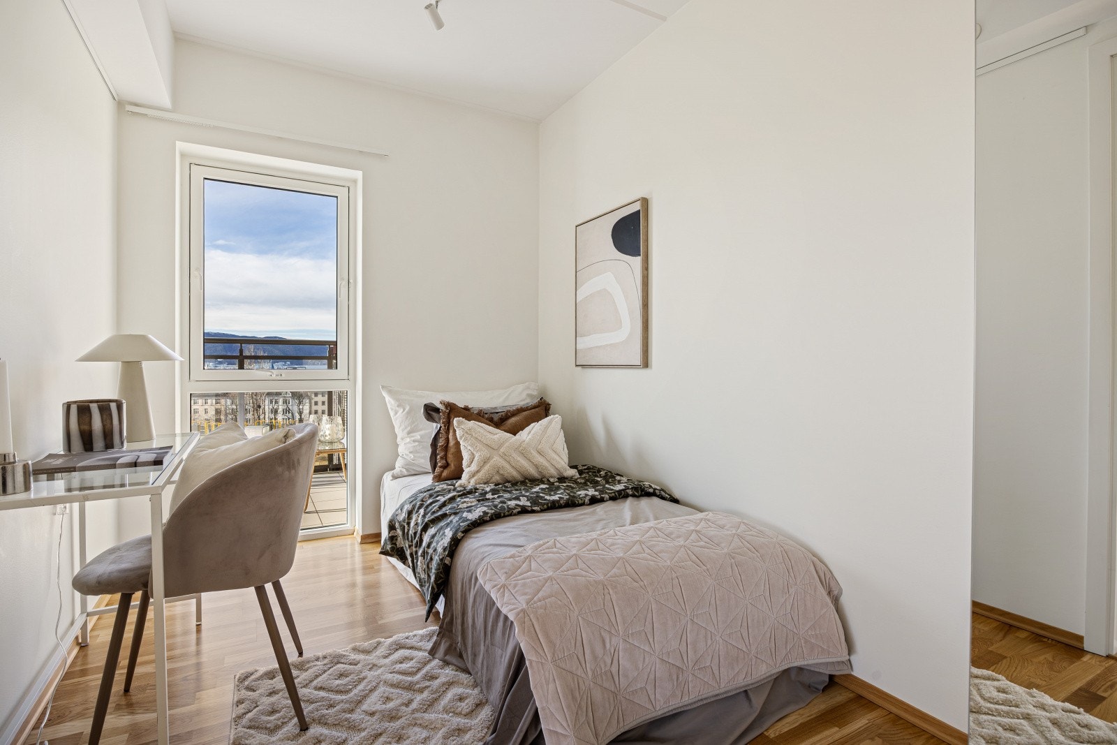 Det er også god plass til garderobeløsning, hvor du kan oppbevare klærne dine. Galleribilde