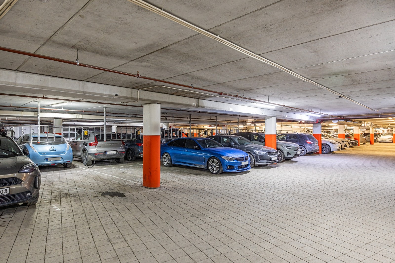 Det medfølger en fast parkeringsplass i byggets garasjekjeller, med heisadkomst direkte opp til leiligheten. Klargjort for elbillading. Galleribilde