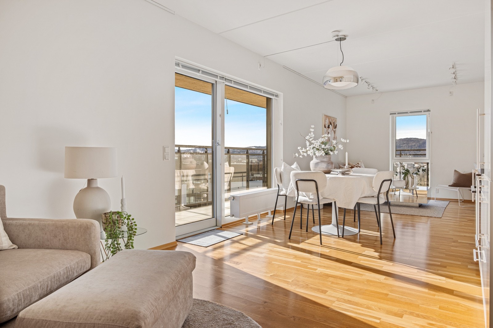 Leiligheten måler 61 kvm (BRA-i) og består av stue, kjøkken, entré, bad , bod og 2 soverom. Utover dette har du også en ekstern bod i samme etasje på 8,7 kvm og bod i kjeller på 5,6 kvm. Galleribilde