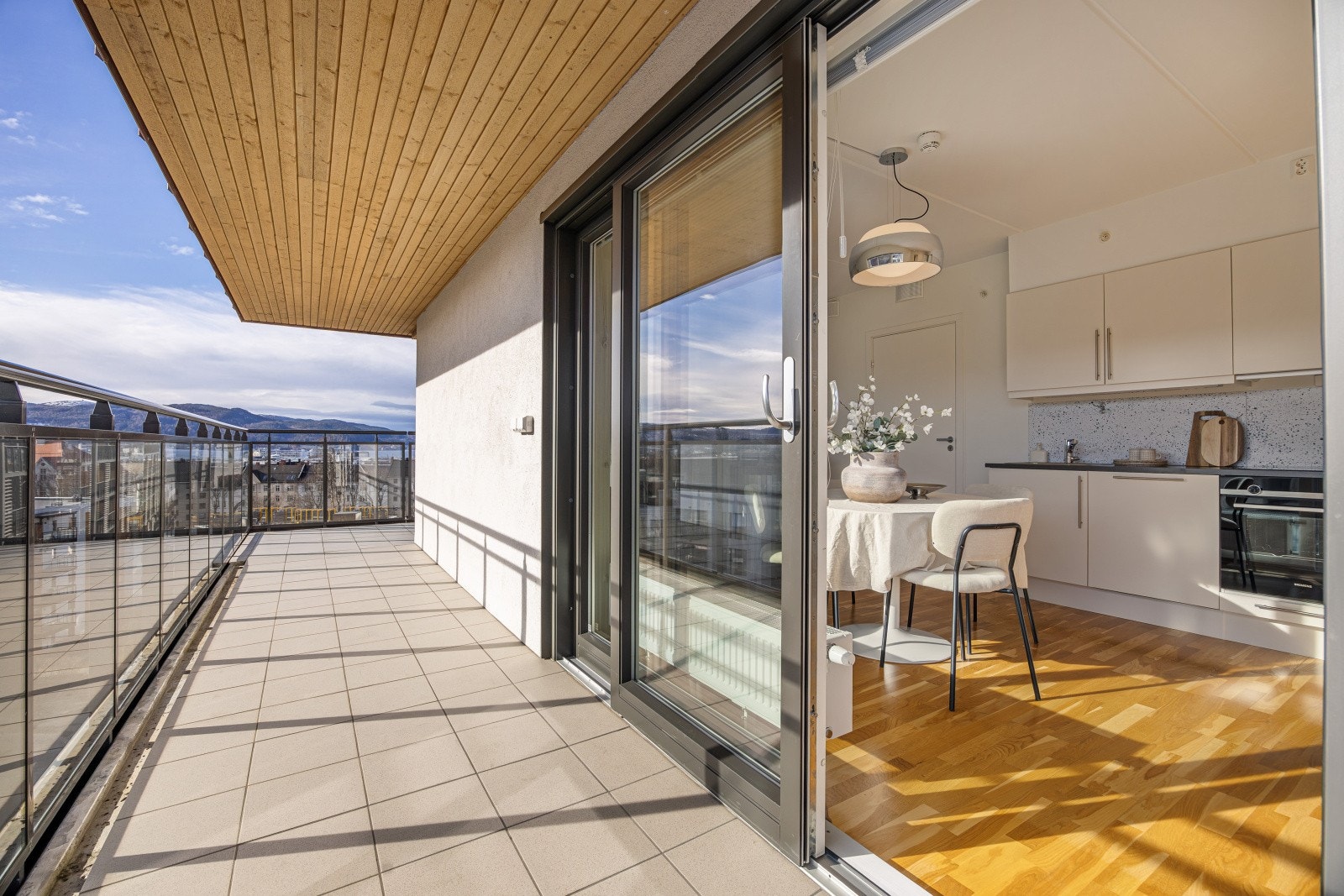 Blant de fremste kvalitetene ved boligen er to herlige uteplasser i tre ulike retninger, hvor den ene balkongen har adkomst fra stue og rommer ca. 25 kvm. Galleribilde