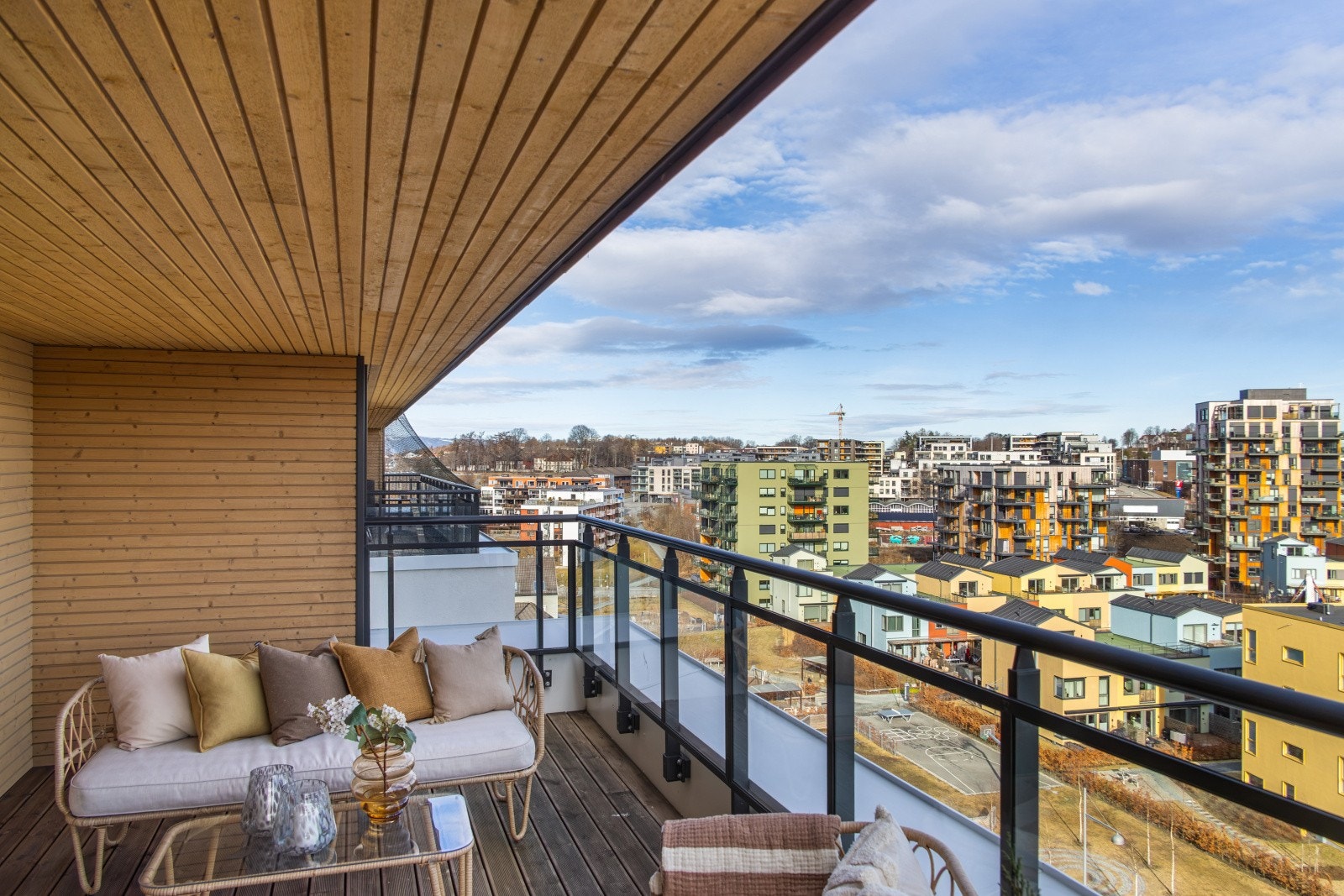 Takterrassen er delvis overbygget og ligger østvendt. Her kan du nyte morgen- og formiddagssolen i lune omgivelser. Galleribilde