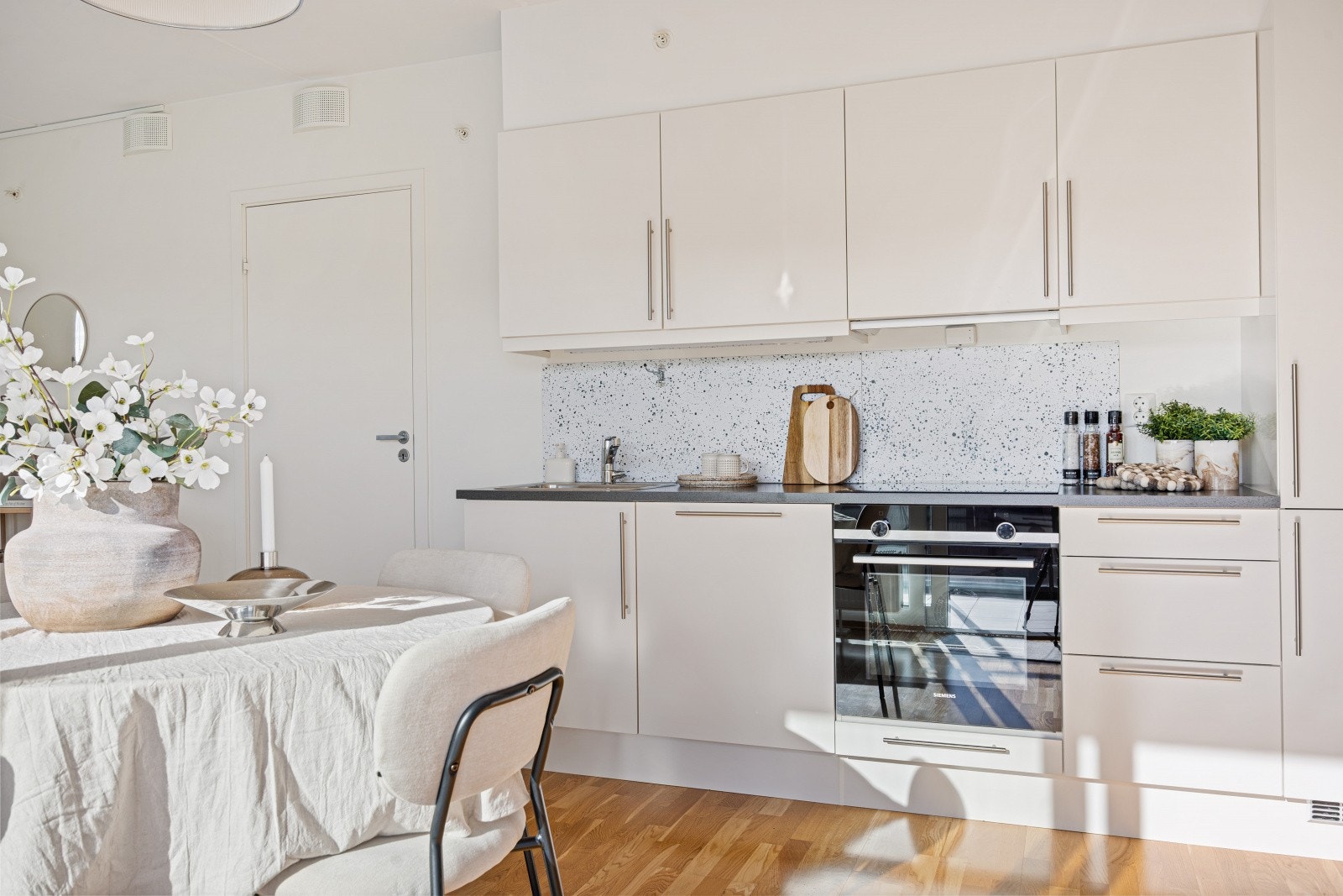 Utstyrt med integrerte hvitevarer fra Siemens (stekeovn, platetopp, kombiskap og oppvaskmaskin). Mellom skap og benkeplate er det montert plate på vegg som gir en slitesterk og rengjøringsvennlig overflate. Galleribilde