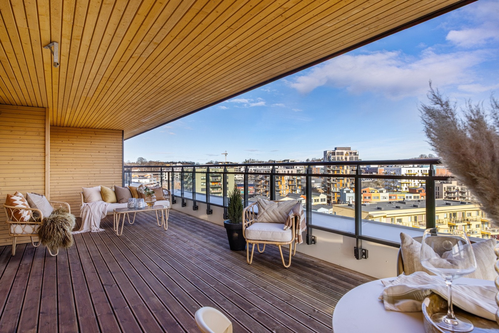 Nå har du muligheten til å sikre deg en 3-roms selveier med attraktiv hjørnebeliggenhet på Lilleby. Den store takterrassen på ca. 30 m² er en svært sjelden kvalitet og en fantastisk utvidelse av leiligheten. Galleribilde