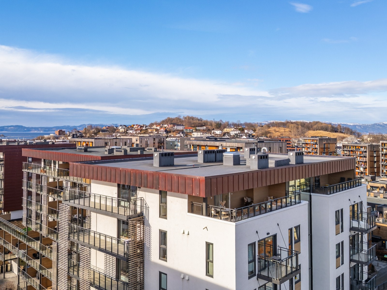 Boligen ble oppført i 2018 og holder en svært god standard. Byggesakkyndig har vurdert boligen til TG0/1 på samtlige punkter i tilstandsrapporten. Her har du terrasser og utsikt i tre ulike himmelretninger. Galleribilde