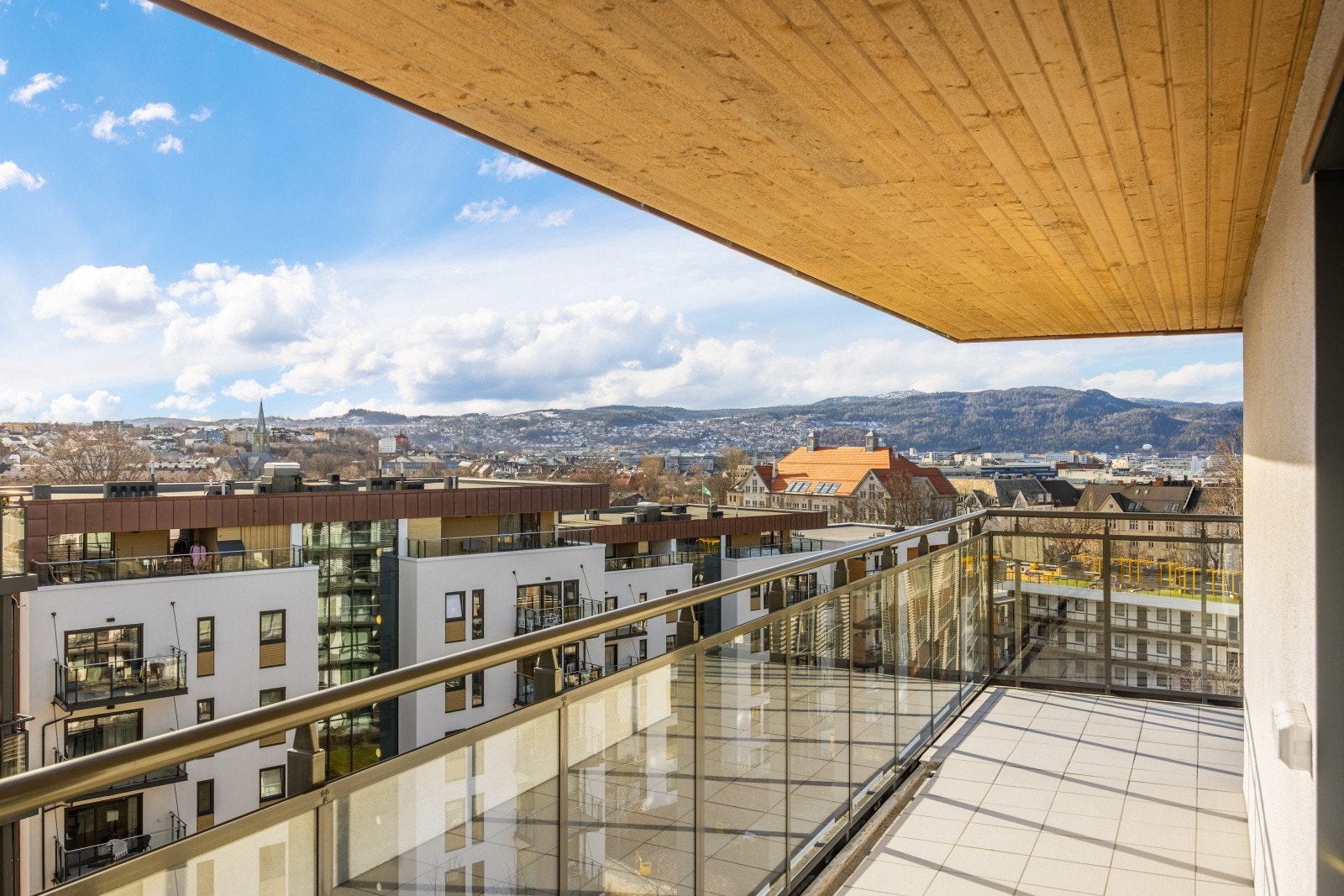 Med sørvestvendt beliggenhet har du en slående utsikt og fantastiske solforhold på dag- og kveldstid. Beliggenheten kan for øvrig anses som en av de bedre i tunet, med fritt utsyn. Galleribilde