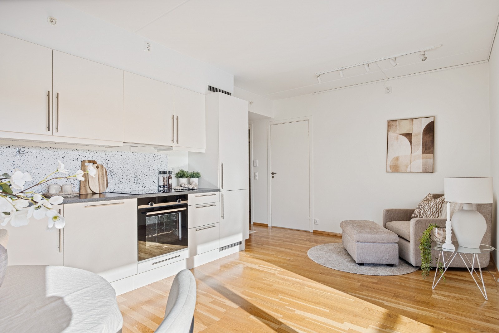 Stilren kjøkkeninnredningen fra HTH, med slette fronter og laminert benkeplate. Lekkasjevakt er montert for ekstra trygghet. Galleribilde