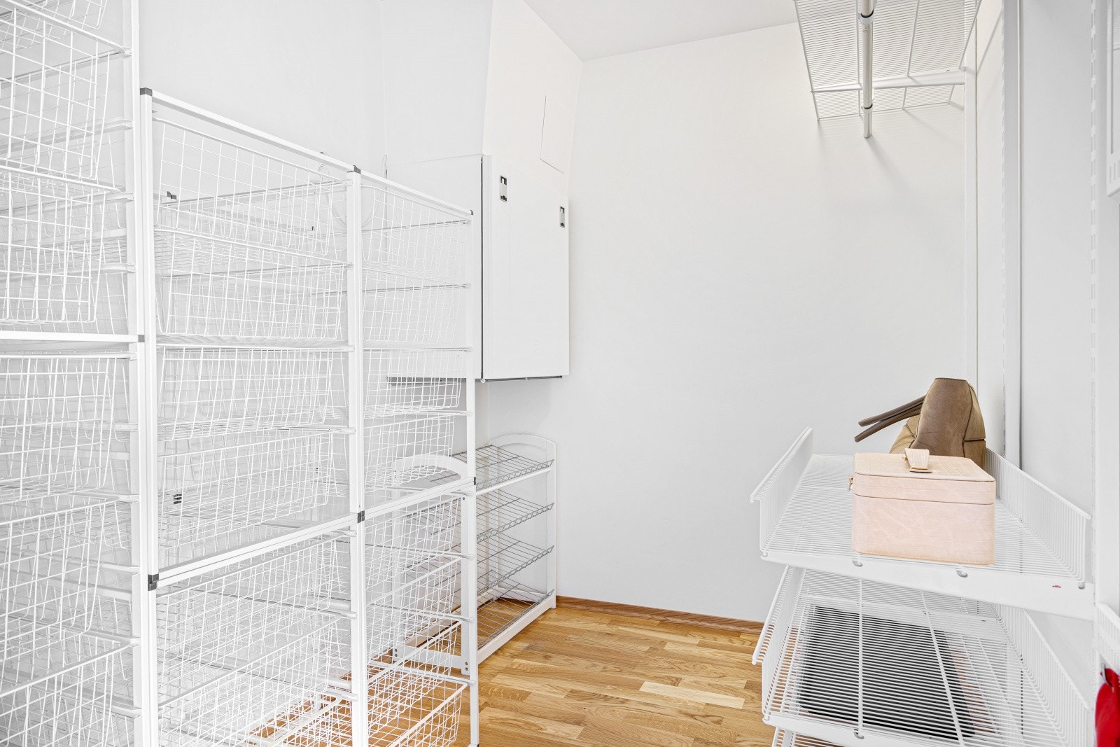 Leiligheten disponerer en praktisk innvendig bod (avbildet), samt en bod på 8,7 m² i samme etasje (med ventilasjon og stikkontakt, noe som gir mange bruksmuligheter) og en på 5,6 m² i kjelleren. Galleribilde