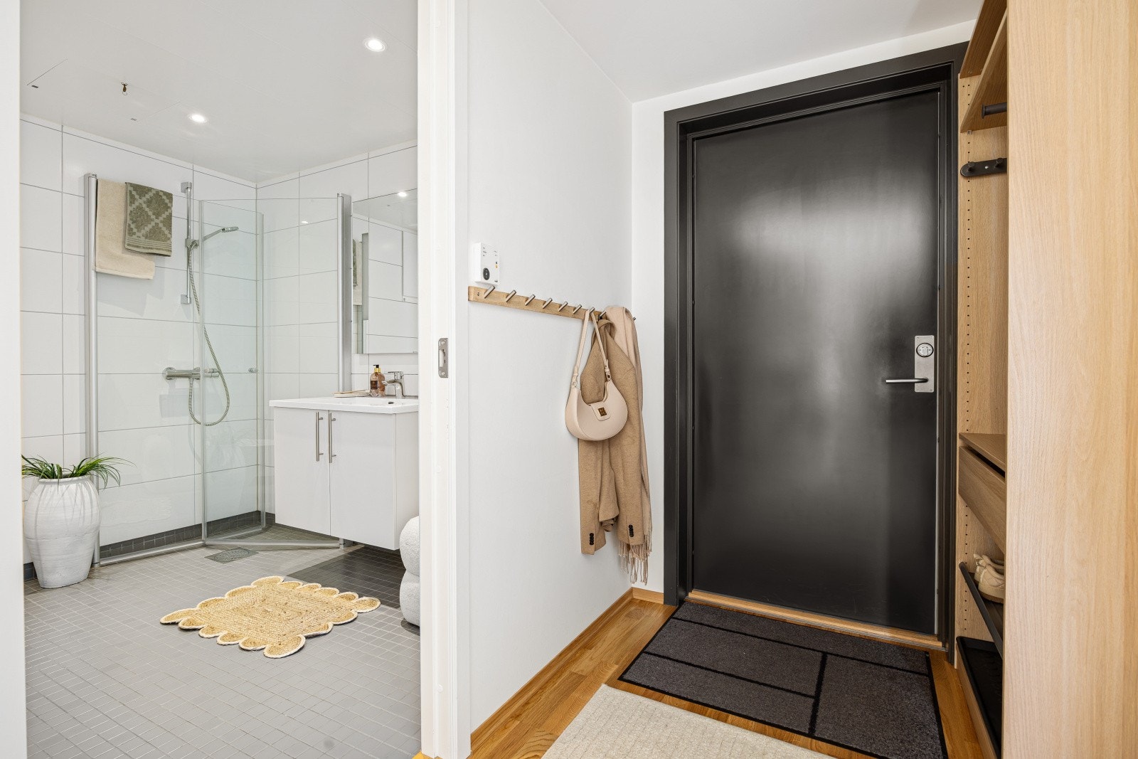 Entréen er praktisk og har god plass til oppheng av yttertøy og sko. Galleribilde