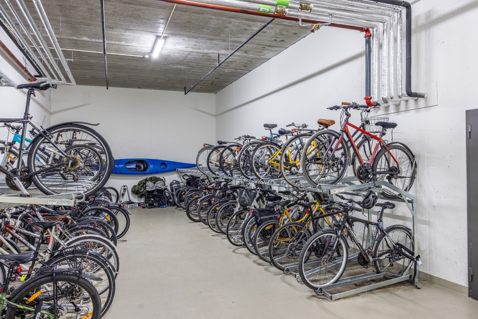 Felles, låst sykkelbod for trygg oppbevaring. Galleribilde