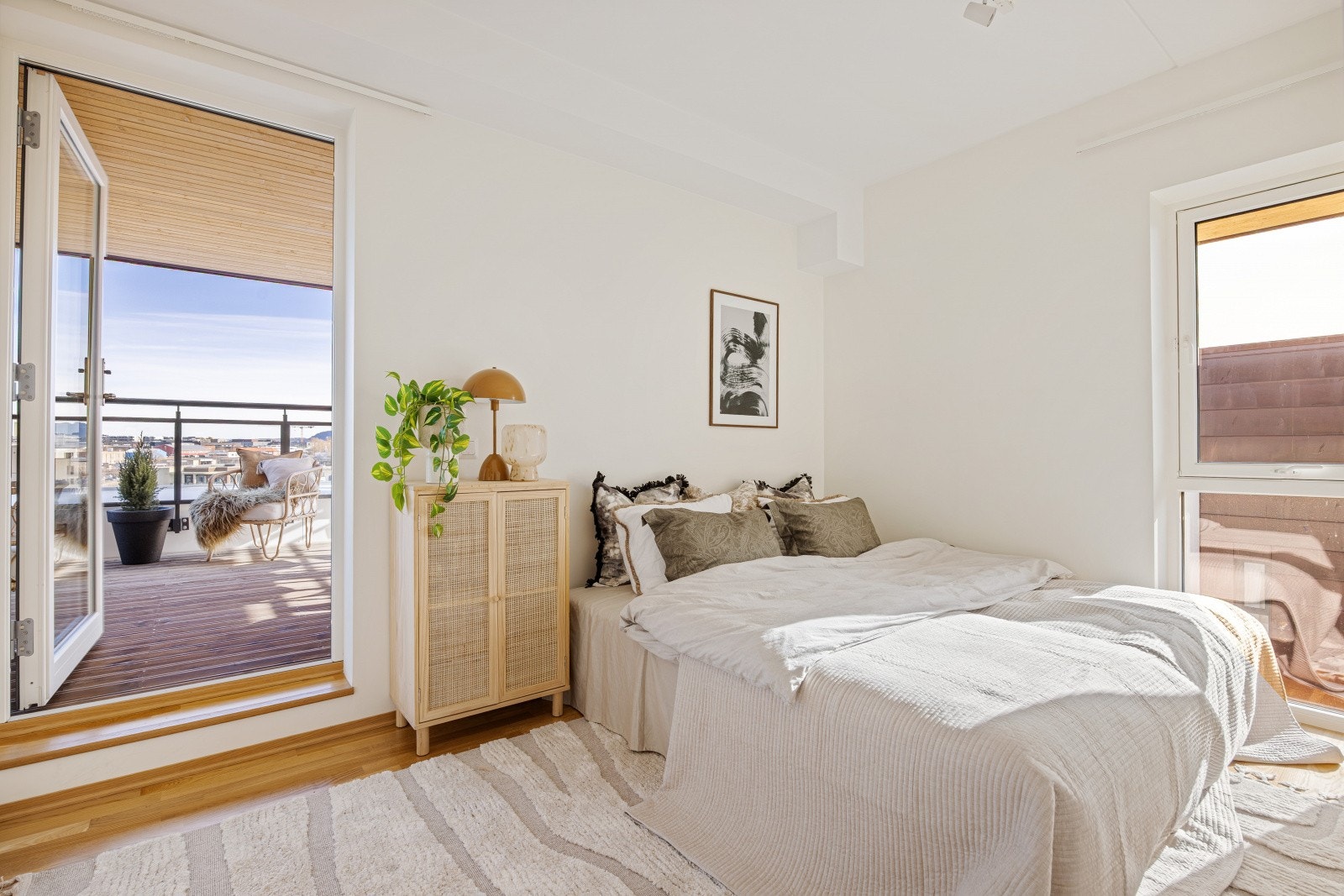 Hovedsoverommet har god plass til dobbeltseng og garderobeløsning, med direkte utgang til den sjeldne takterrassen. Galleribilde