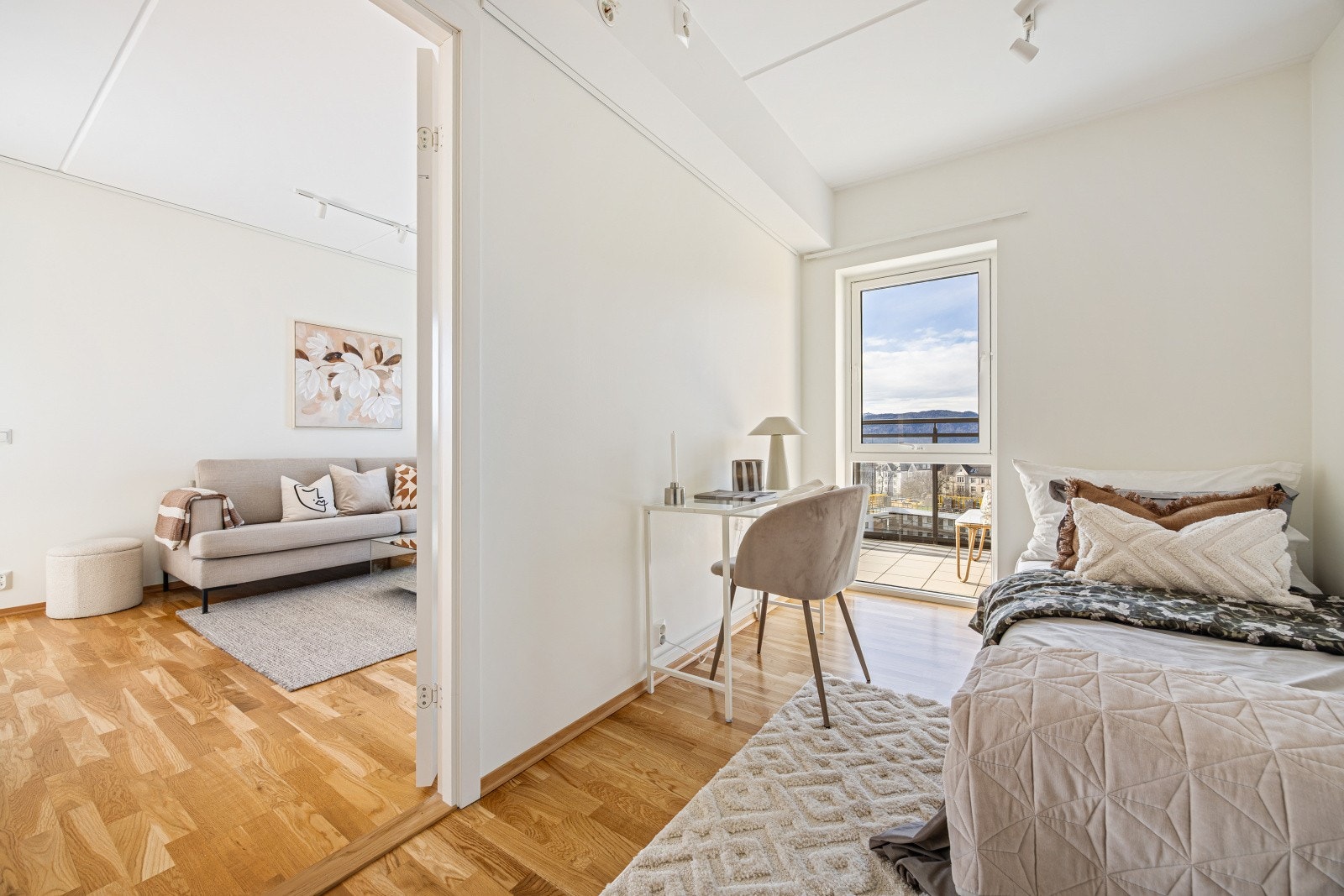 Leiligheten har to soverom. Dette soverommet passer utmerket som barnerom, gjesterom eller kontor, alt etter behov. Galleribilde