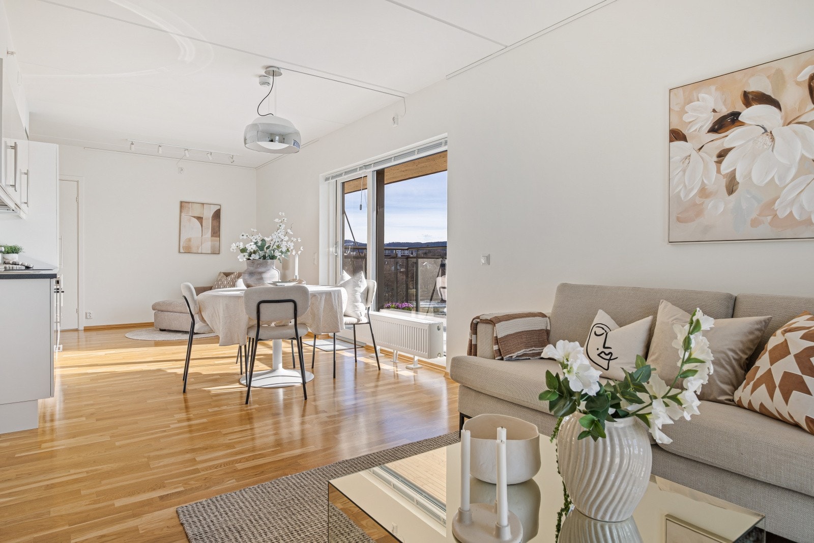 På gulvet er det lagt en flott tre-stavs parkett, som for øvrig også er gjennomgående i alle rom i leiligheten. Galleribilde