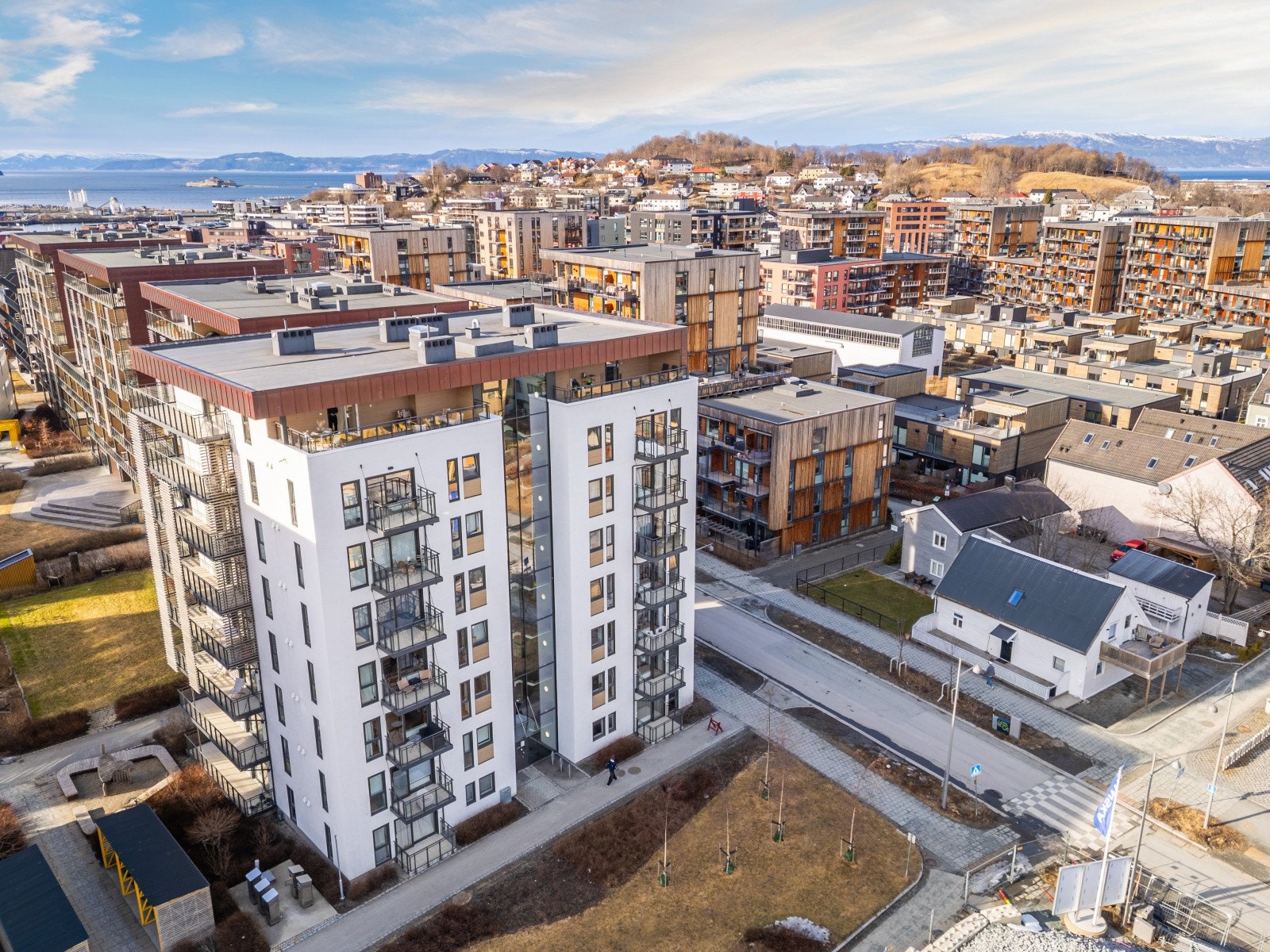 Beliggenheten på Lilleby er sentrumsnær, med kort vei til både buss og togstasjonen Lilleby stasjon. Galleribilde