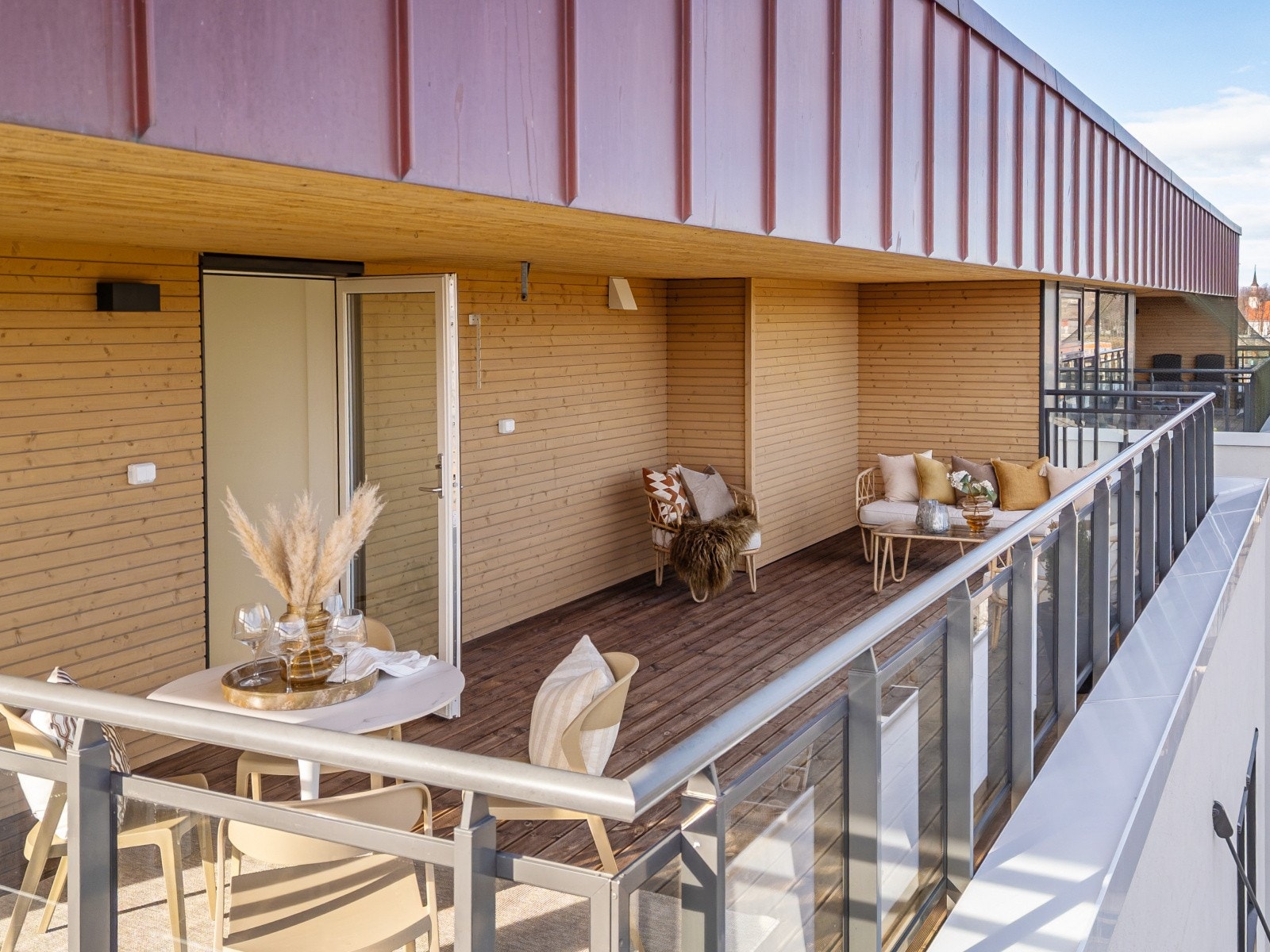 En perfekt arena for sosiale sammenkomster eller rolige dager utendørs. Her kan du boltre deg i fred og ro på over 30 m². Galleribilde