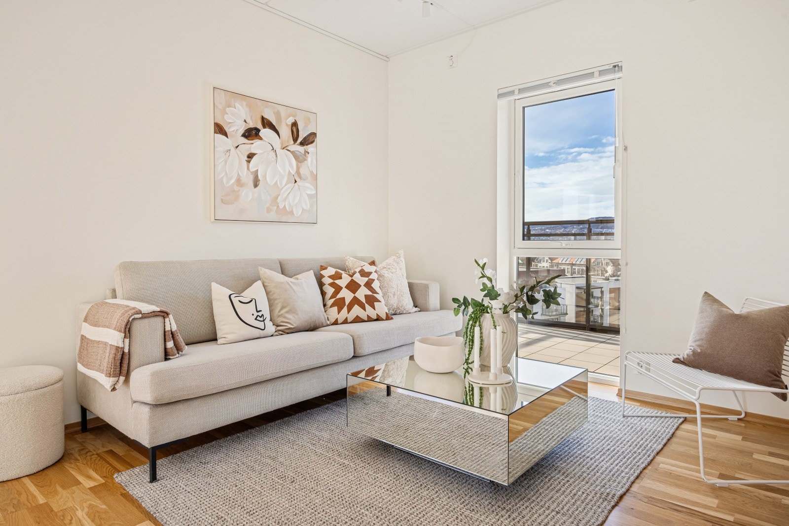 Stuen fremstår som et stort og luftig oppholdsrom på over 27 m². Skulle behovet for et tredje soverom oppstå, kan dette relativt enkelt gjøres i denne sonen. Se vedlagt plantegning. Galleribilde