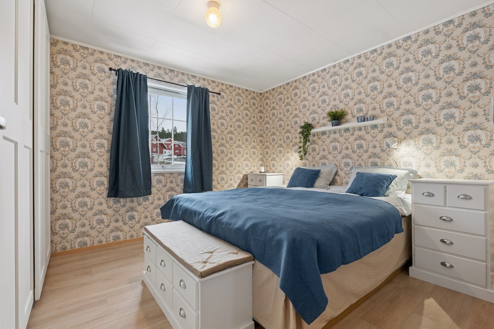 Hovedsoverom med garderobeløsning Galleribilde