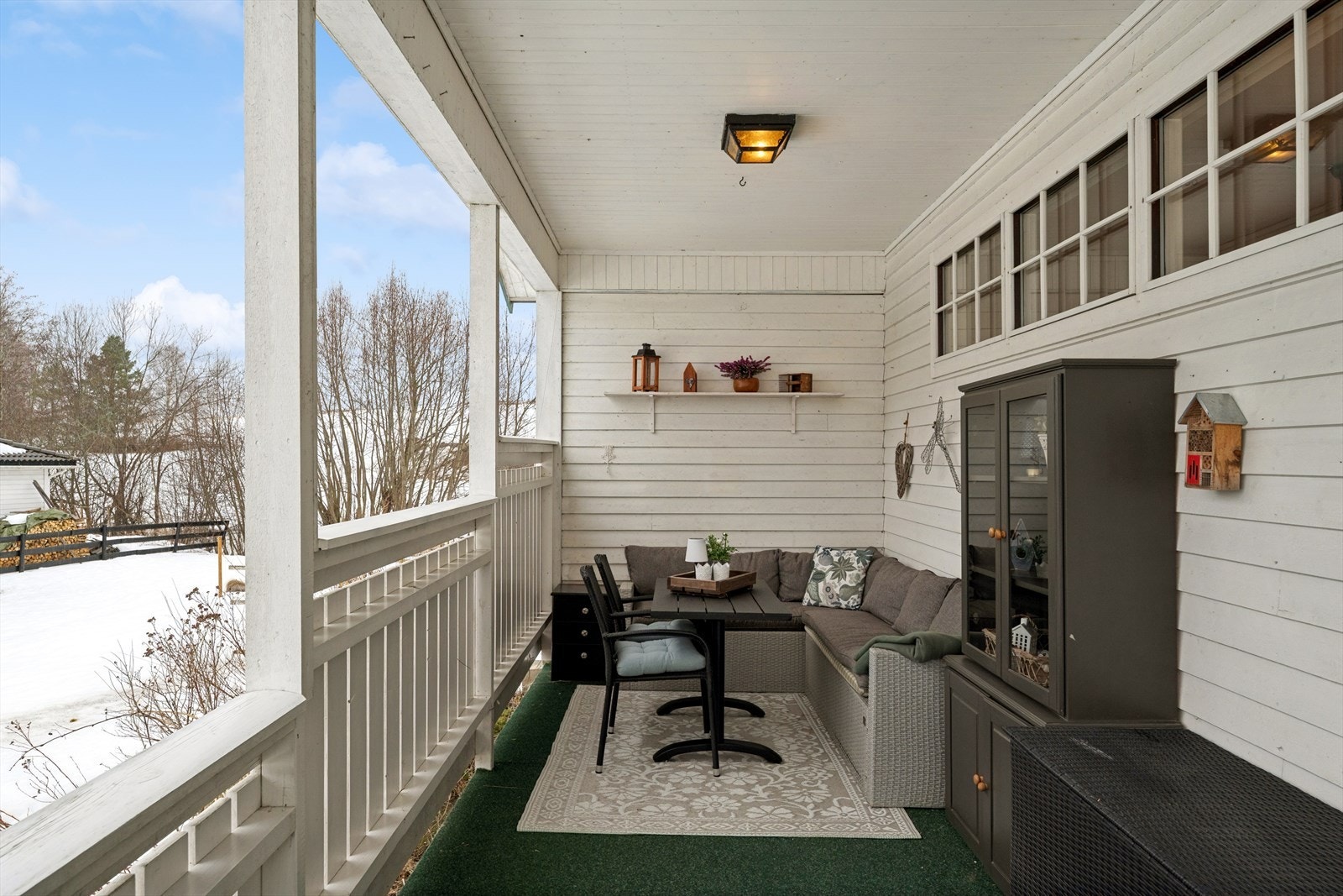 Fra stuen er det utgang til overbygd terrasse. Galleribilde