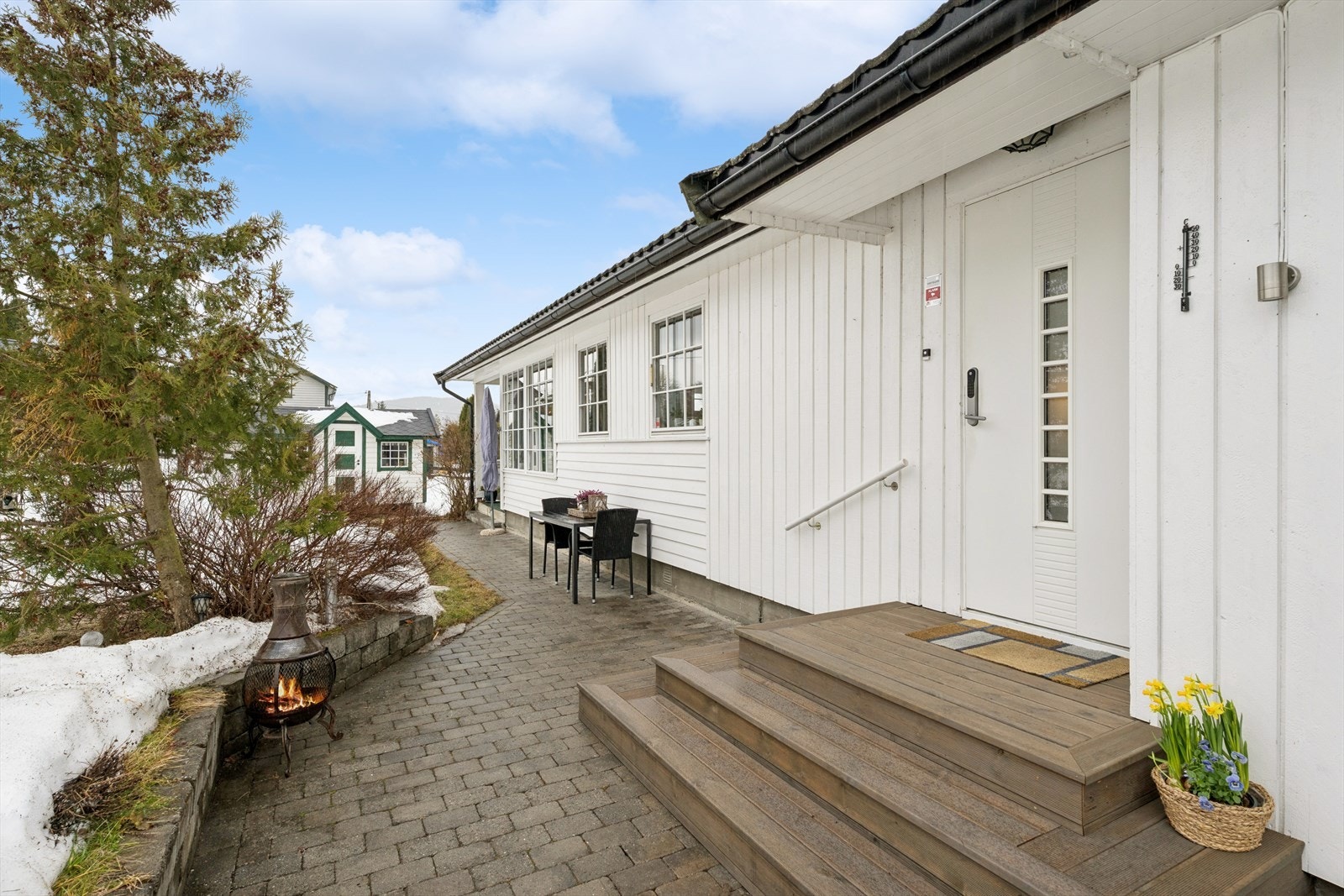 Eiendommen er pent opparbeidet med belegningsstein og diverse beplantning. Tomt på over 2 mål. Galleribilde