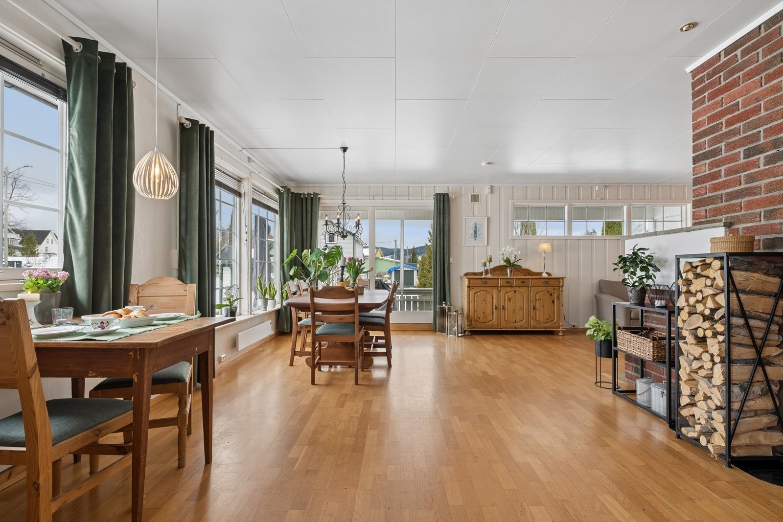 Lys, romslig og åpen stueløsning Galleribilde