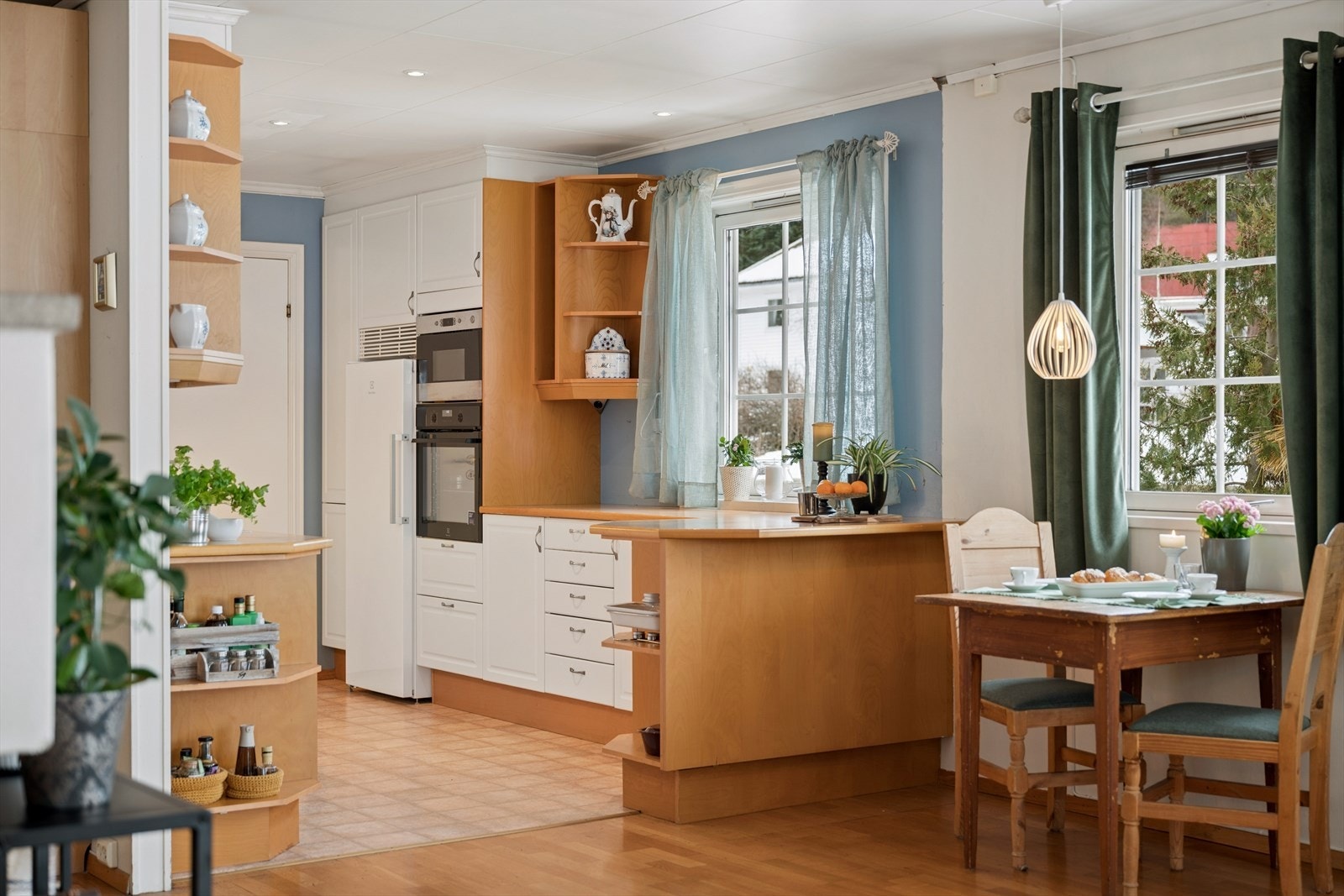 Tidløst og åpen kjøkkenløsning mot stuen Galleribilde