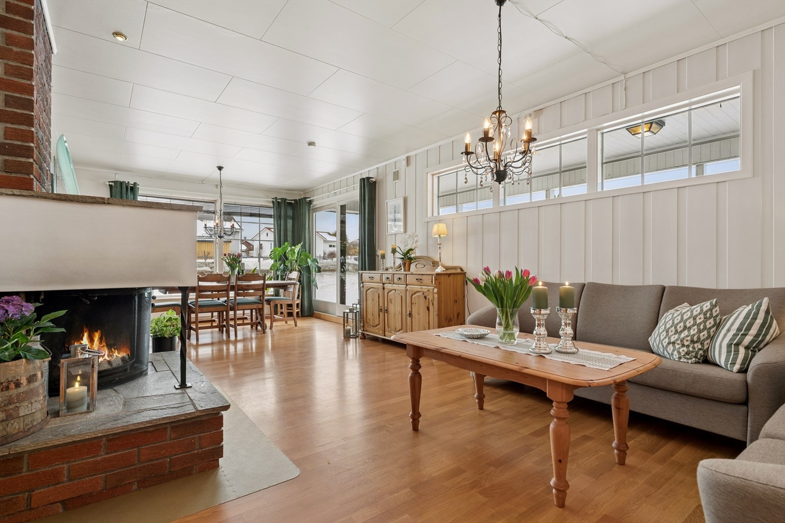 Hyggelig sofakrok med åpen peisløsning Galleribilde