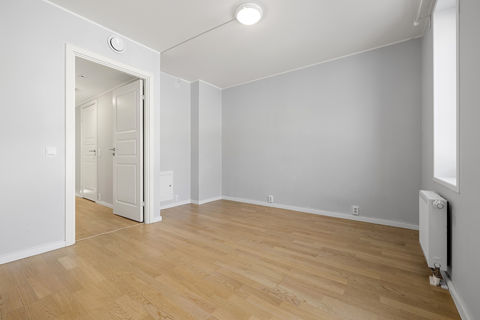 Hovedsoverommet er av god størrelse og har plass til dobbeltseng med tilhørende nattbord. Galleribilde