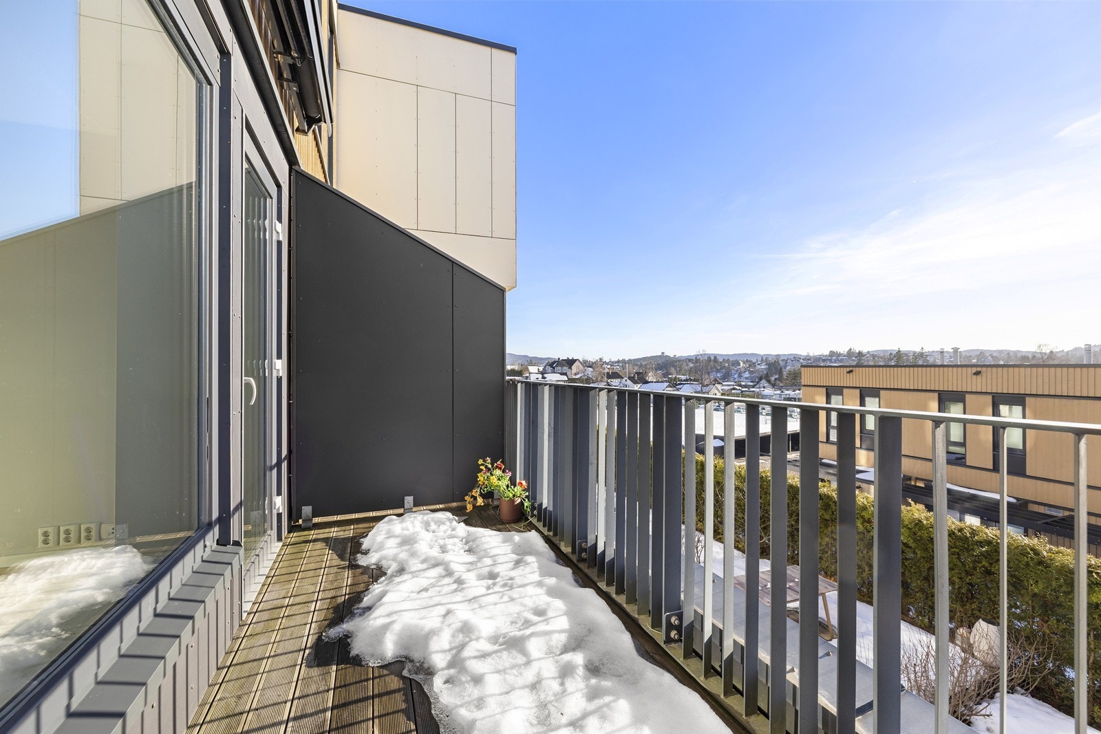 Balkongen er usjenert og her har du utsikt til venstre mot Luhr skole Galleribilde