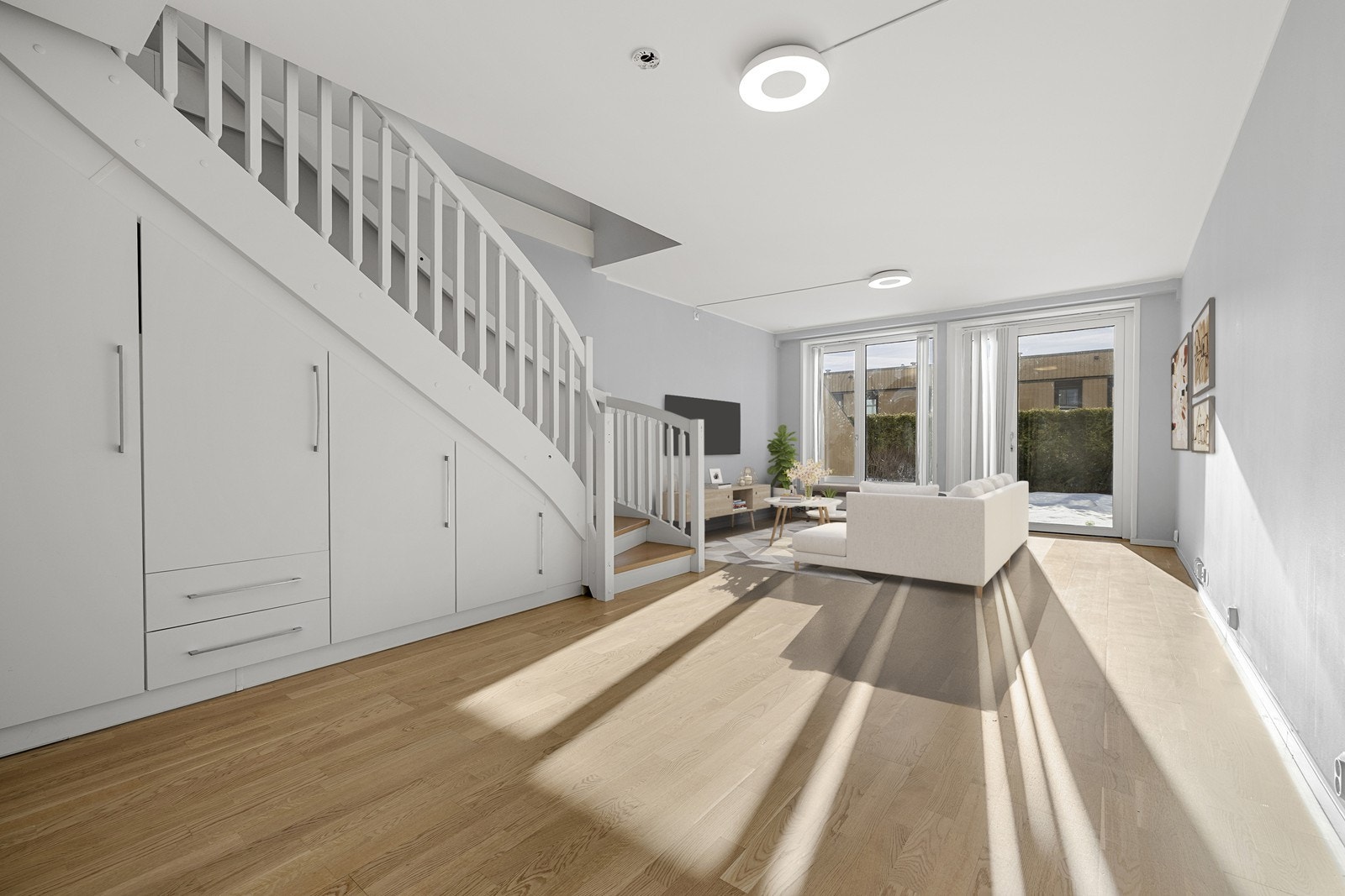 Innbydende stue med mye gulvplass og mange muligheter for møblering. Bildet er digitalt stylet. Galleribilde