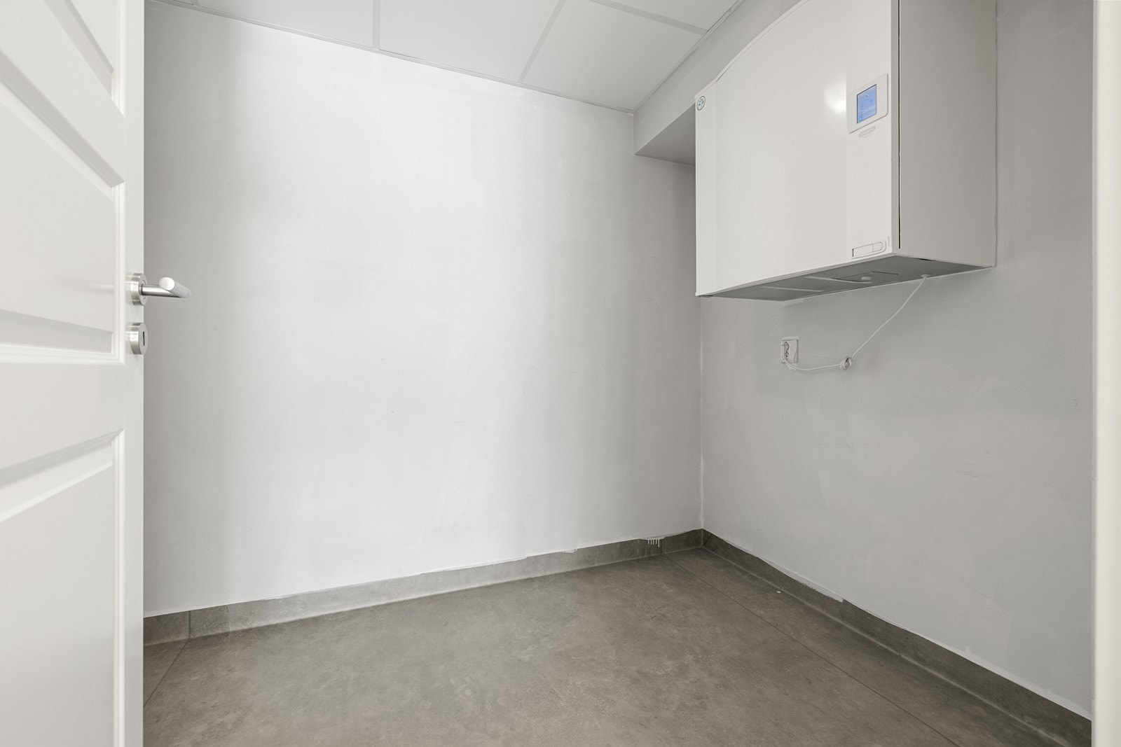 Vaskerom og teknisk rom med plass til oppbevaring. Galleribilde