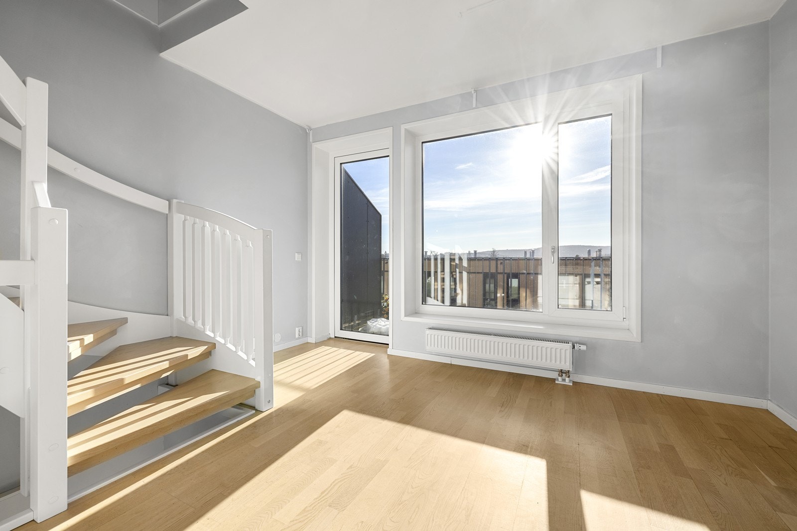 Kjøkkenet har plass til spisestue hvor venner og familie kan samles, samt utgang til balkong. Galleribilde