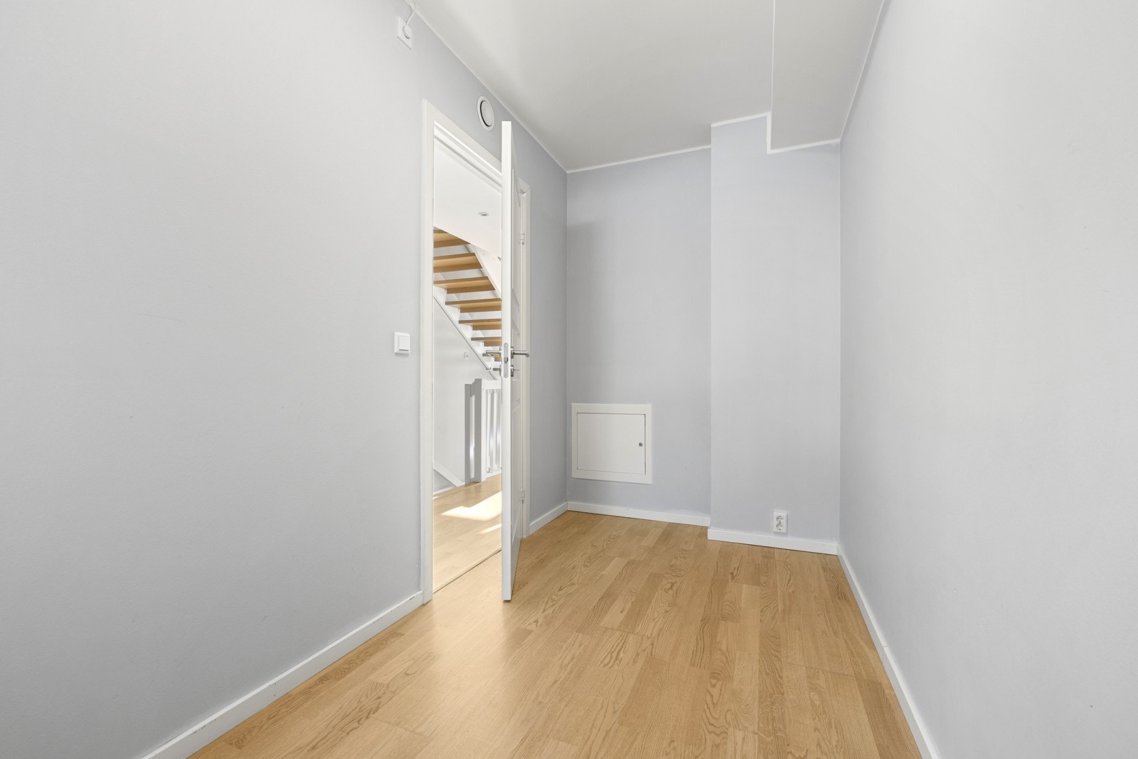 Rommet har plass til seng og garderobe. Lysmalte overflater og parkett på gulv. Galleribilde