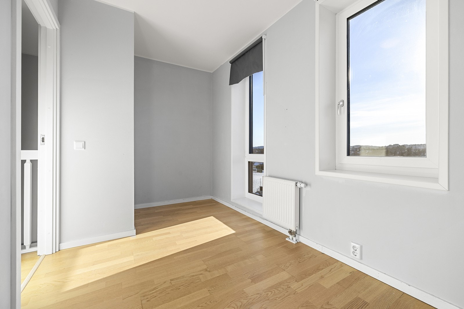 Begge soverommene har malte overflater og parkett på gulv. Galleribilde