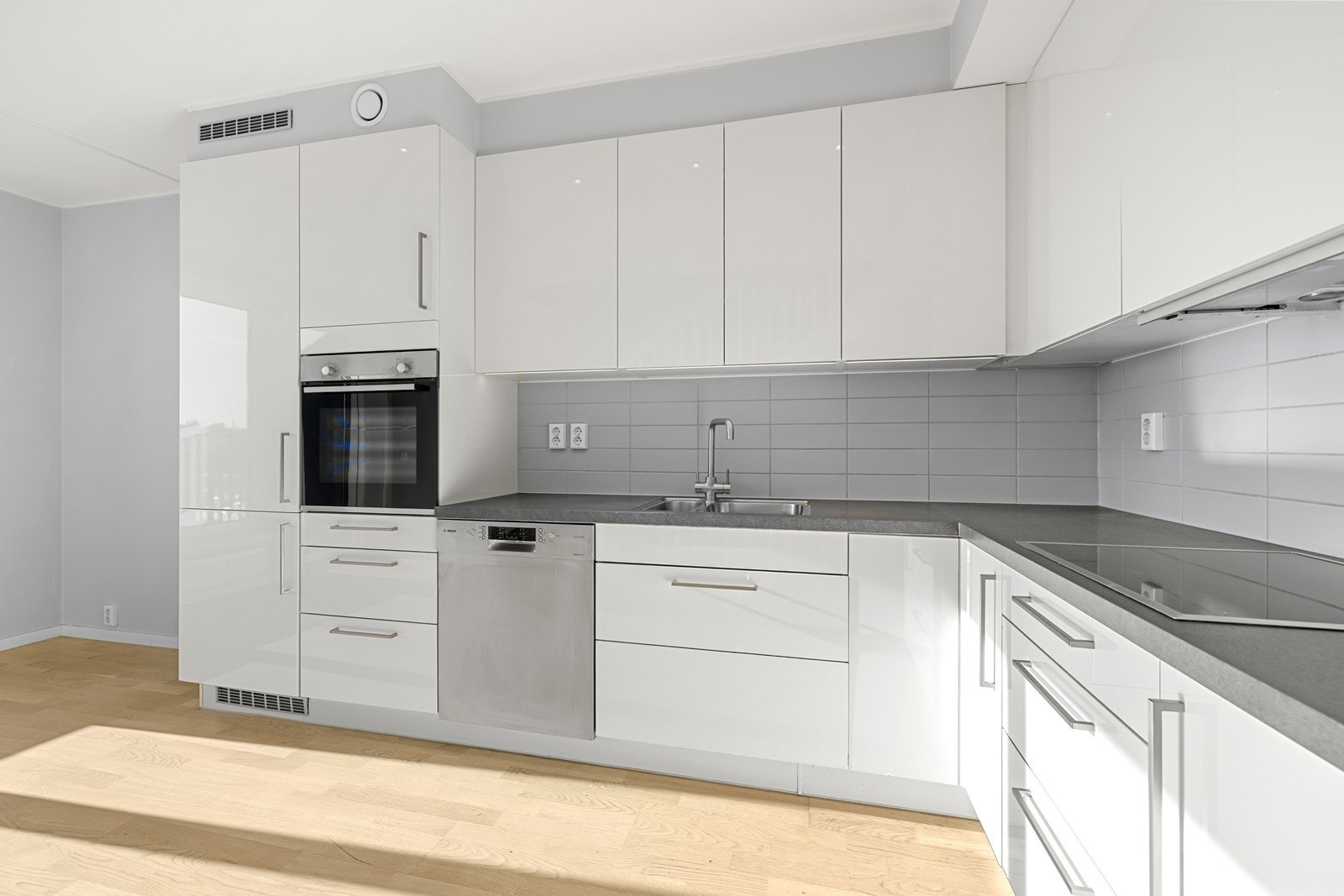 Integrerte hvitevarer som koketopp, stekeovn og kjøleskap. Galleribilde