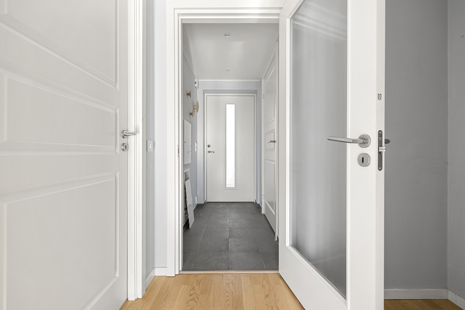 Entré med flislagt gulv og malte overflater. Galleribilde