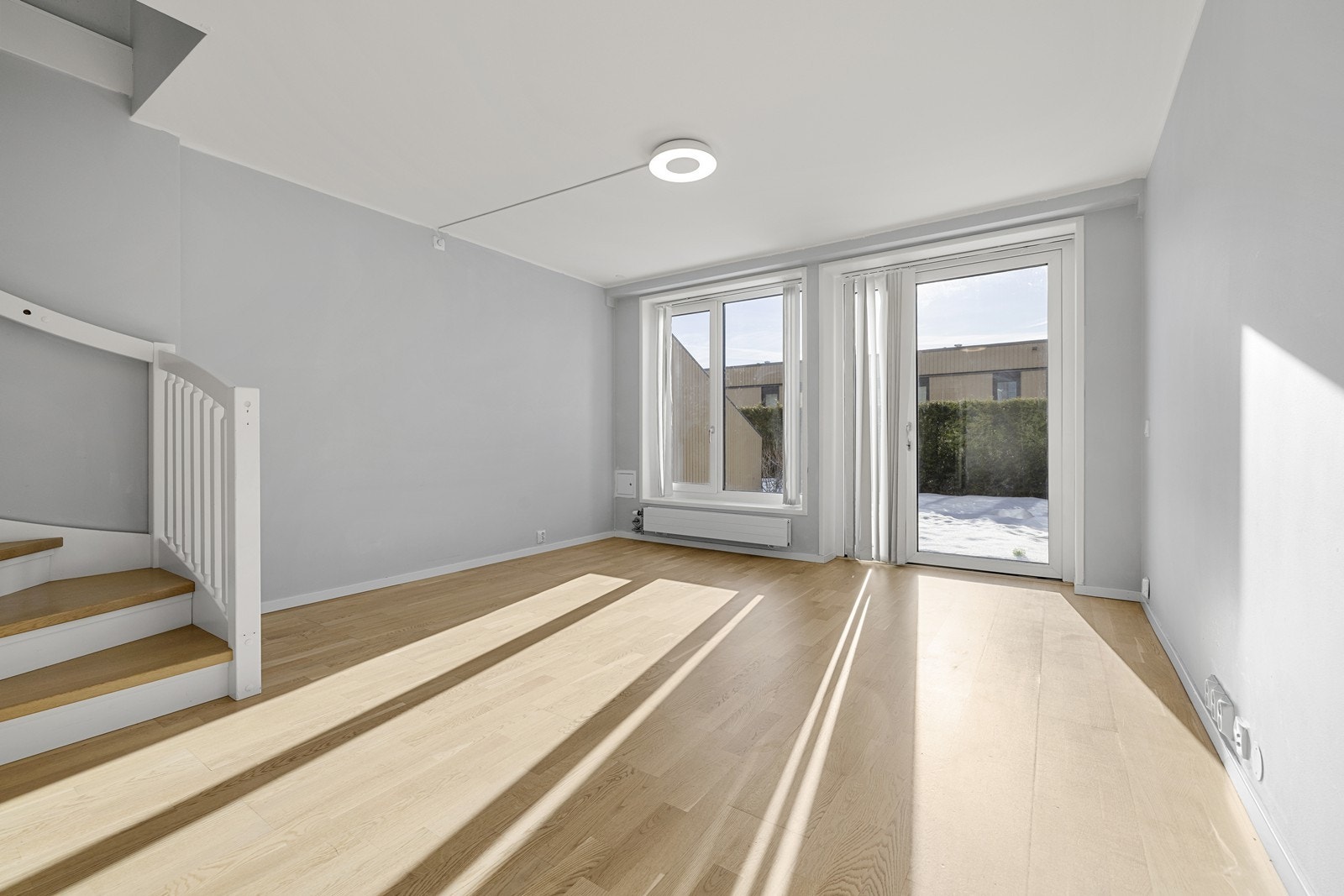 Stuen har utgang til terrasse og hage og dette fungerer som en forlengelse av rommet i sommerhalvåret. Galleribilde