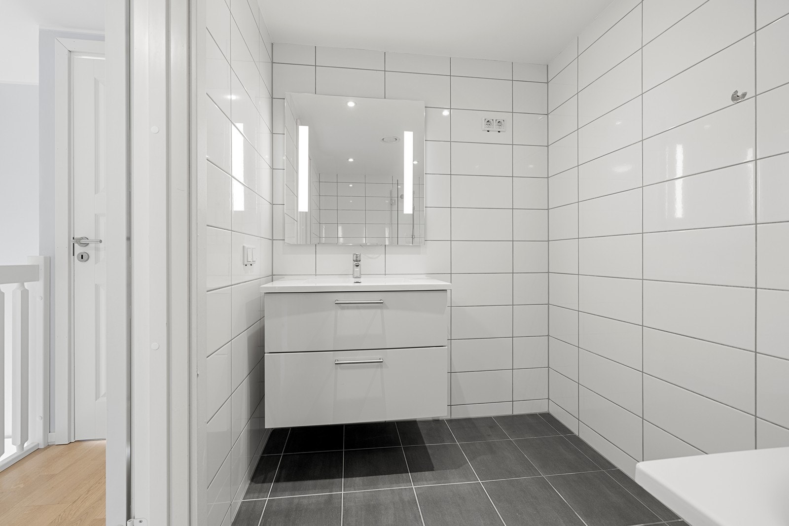 Baderom med flislagte gulv og vegger. Galleribilde