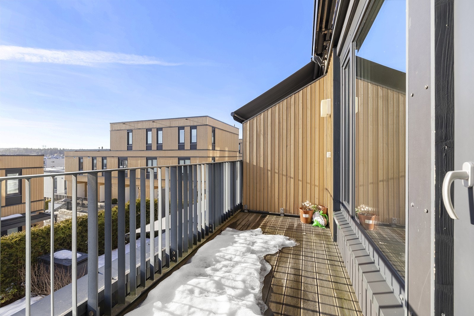 Fra kjøkkenet er det utgang til en flott balkong med utsikt over nærområdet Galleribilde