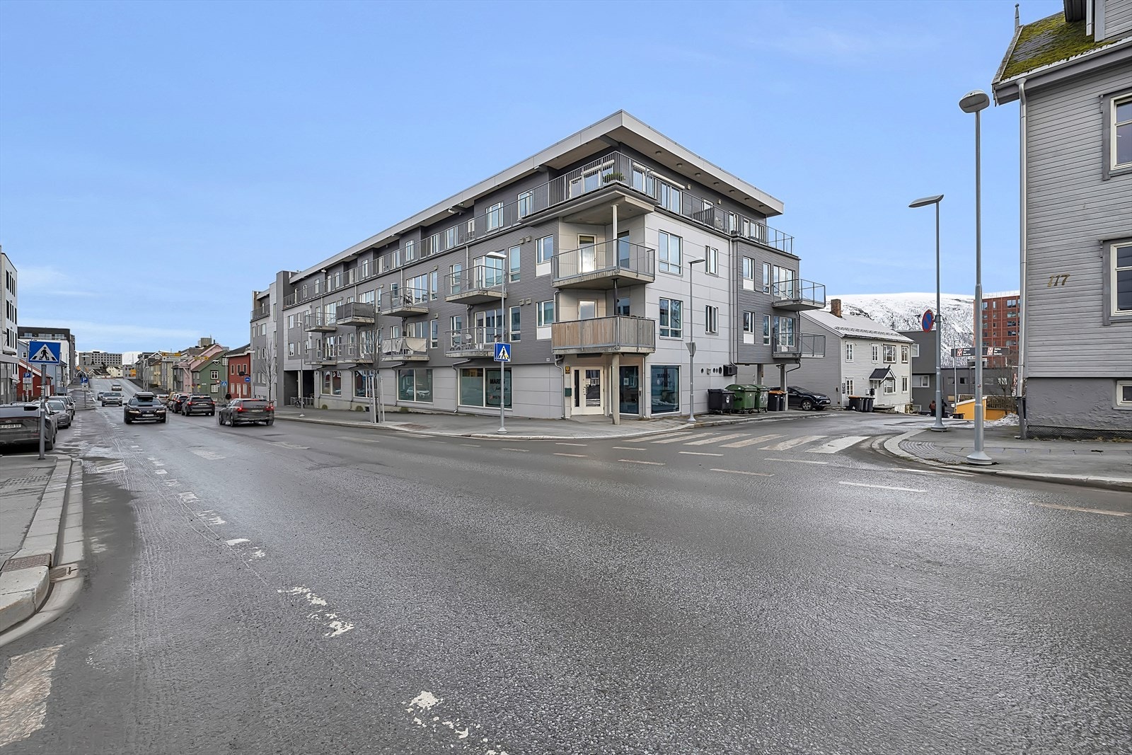 Sentral plassering på Storgatbakken hvor man har søndagsåpen butikk like ved Galleribilde