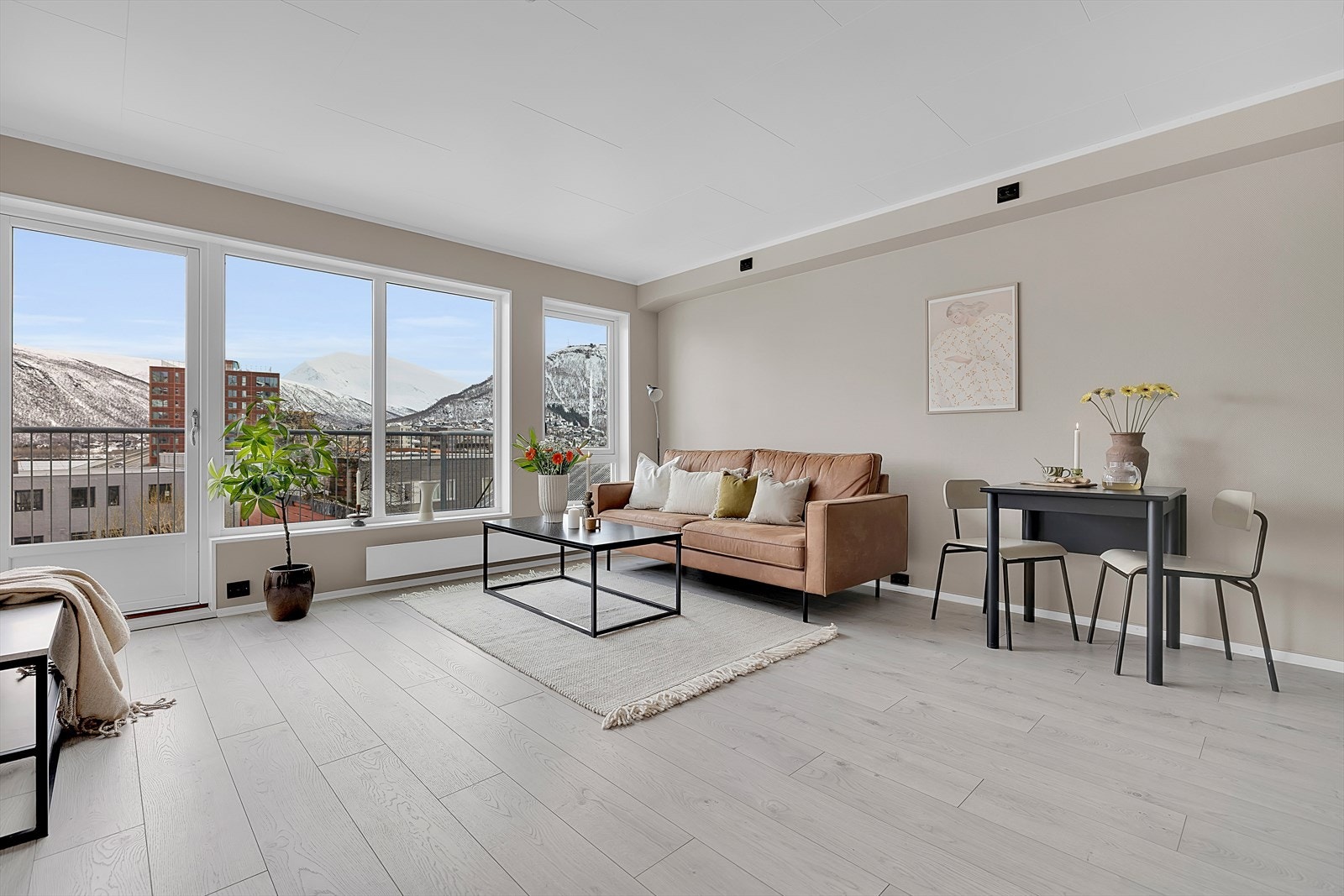 Lys, moderne og innbydende semtrumsleilighet! Galleribilde